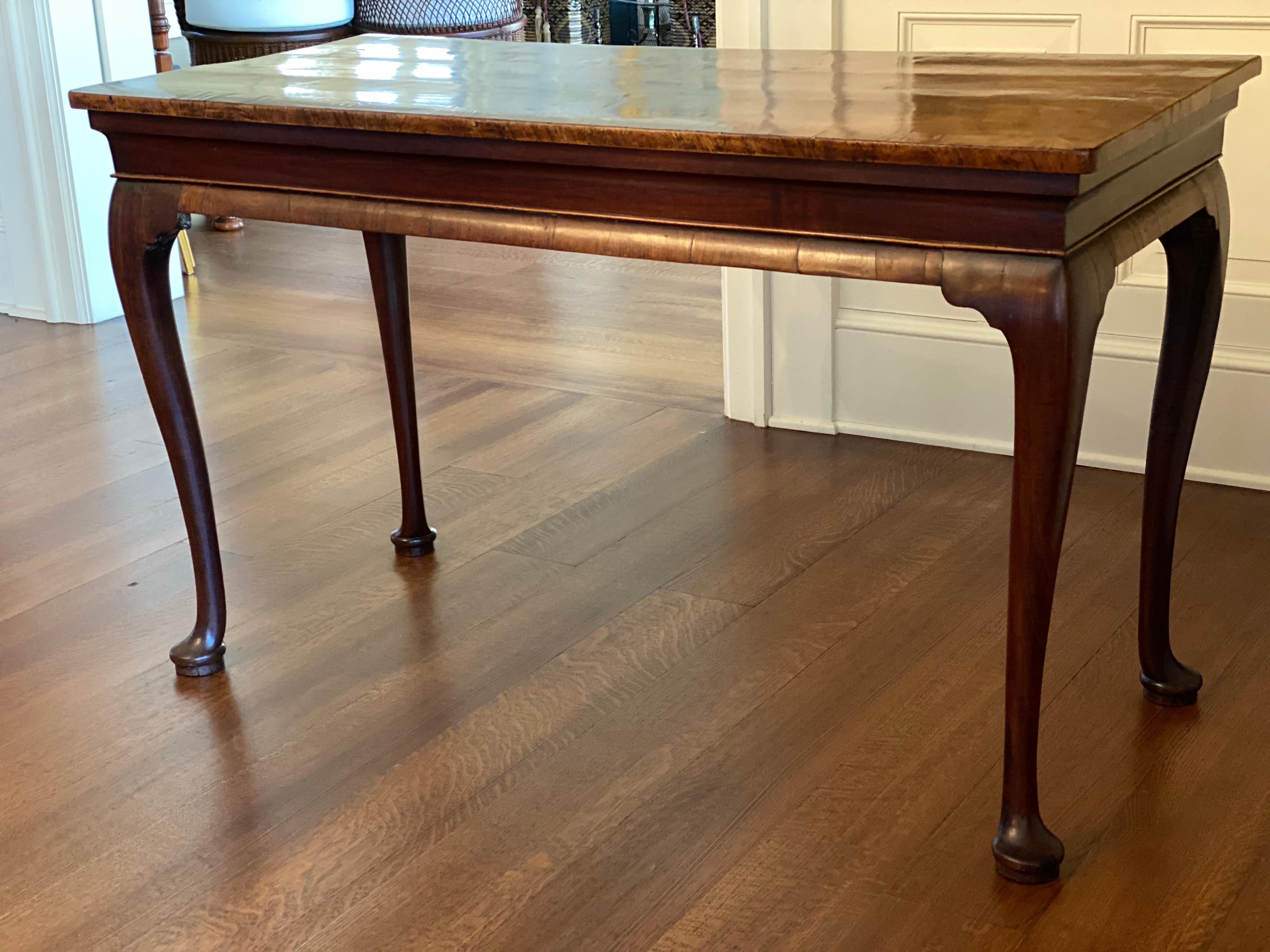 George II walnut pier table, 18th century
The later quarter-veneered top above a conforming frieze raised on cabriole legs ending in pad feet.
Measures: 23