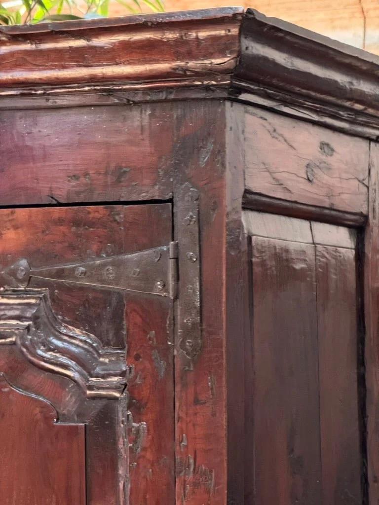 Giorgio II George II Yew Wood Press Cupboard, c. 1750 in vendita