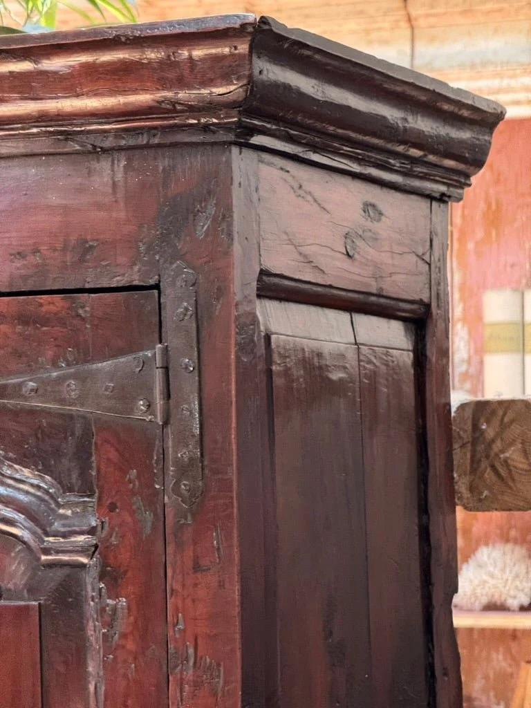 George II Yew Wood Press Cupboard, c. 1750 In condizioni buone in vendita a Charlottesville, VA