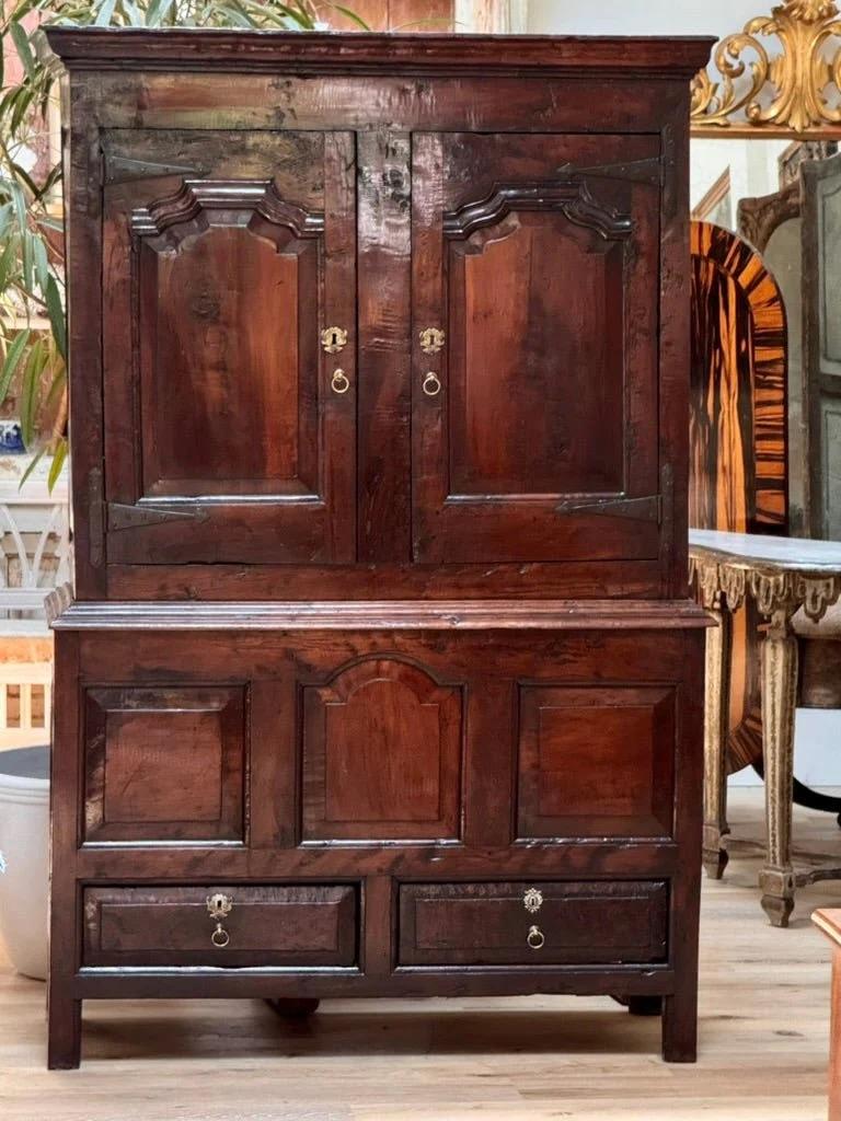 XVIII secolo George II Yew Wood Press Cupboard, c. 1750 in vendita