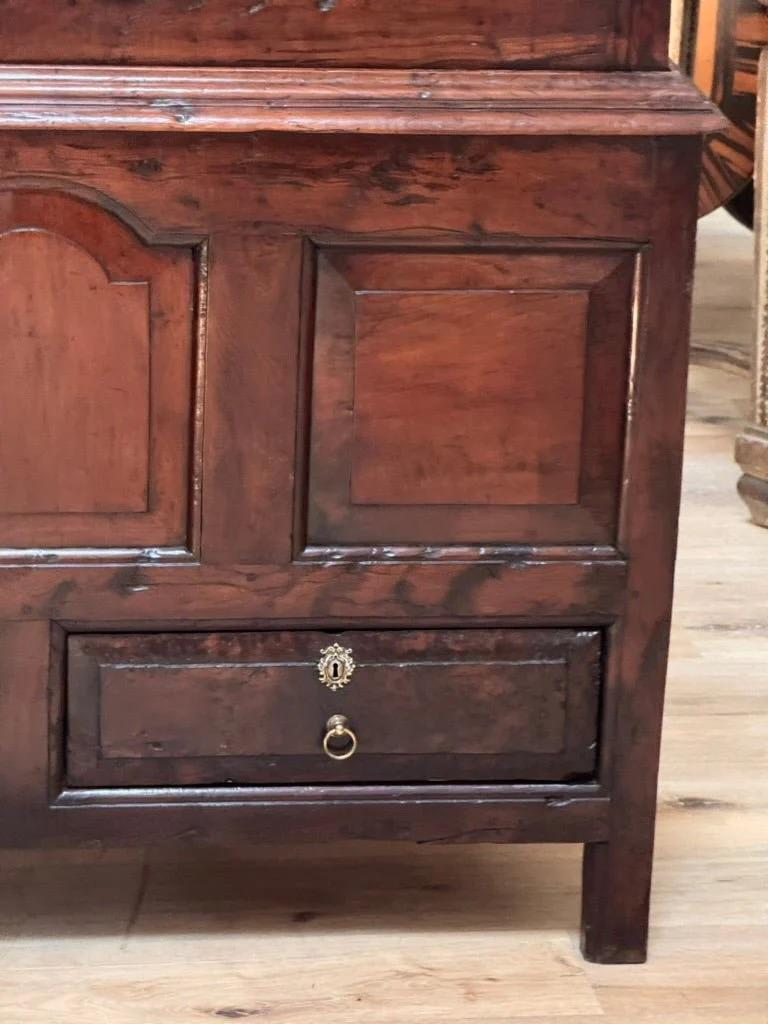 George II Yew Wood Press Cupboard, c. 1750 in vendita 1