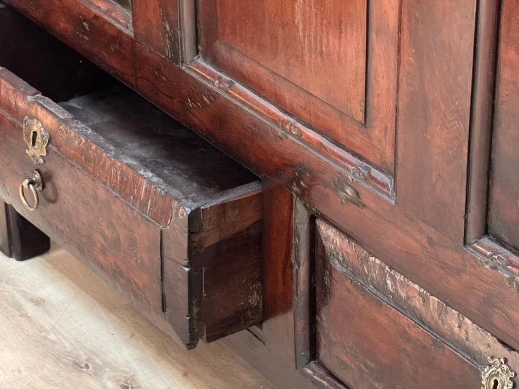 George II Yew Wood Press Cupboard, c. 1750 in vendita 3
