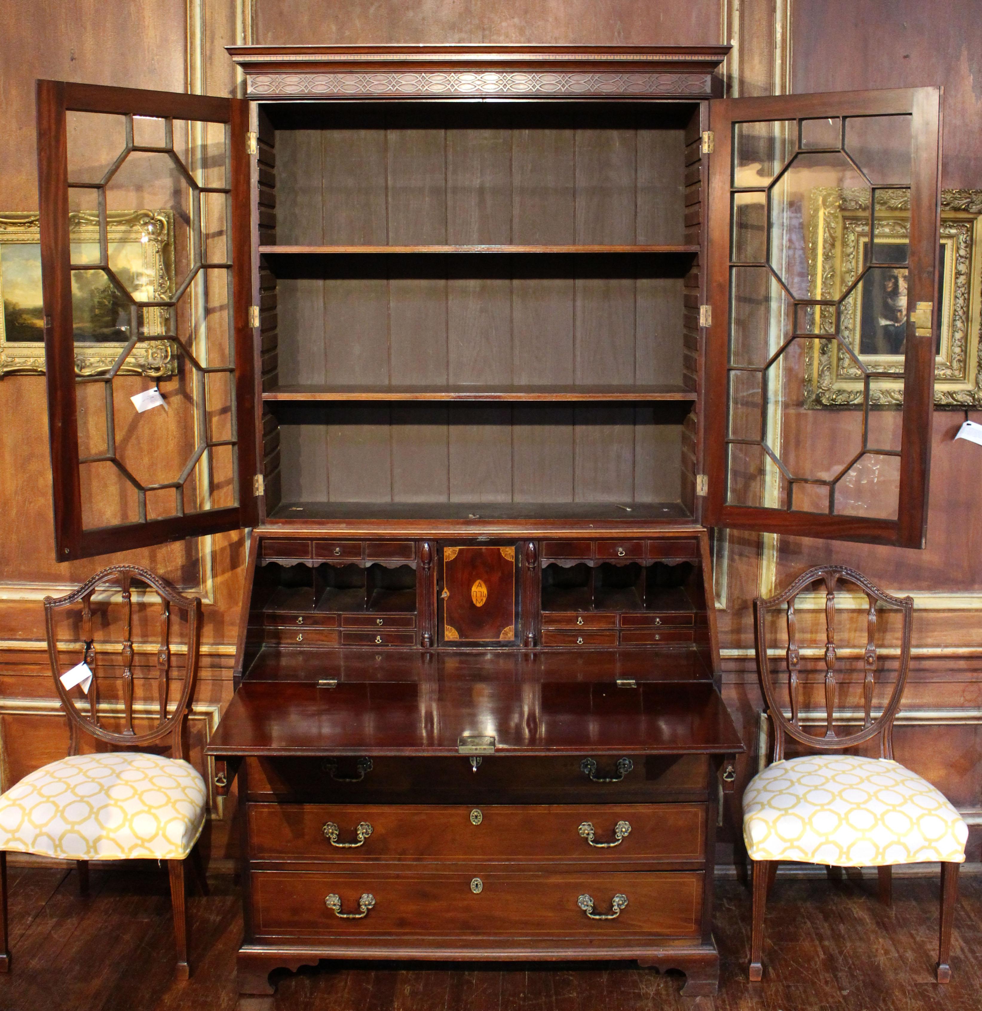 Giorgio III, datato 1774, libreria bureau, inglese. Splendida qualità con legni di mogano superbi. Intarsi in linea di bosso lungo i frontali dei cassetti, il frontale inclinato, le ante e il motivo Walls of Troy in legno di raso lungo la modanatura