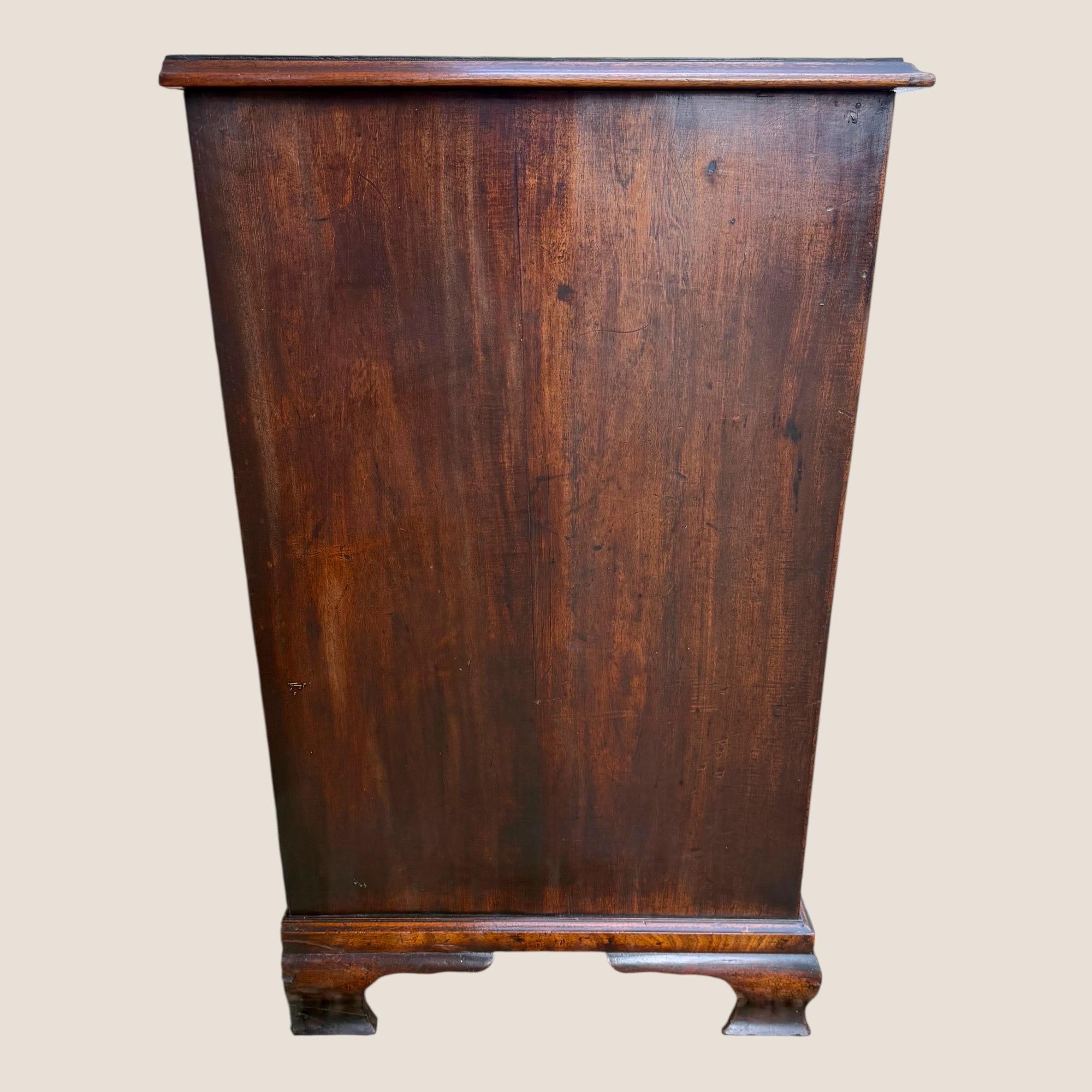 Cómoda de 5 cajones de caoba y latón Jorge III 1790 de J Moorcroft - Pies conopiales en venta 3