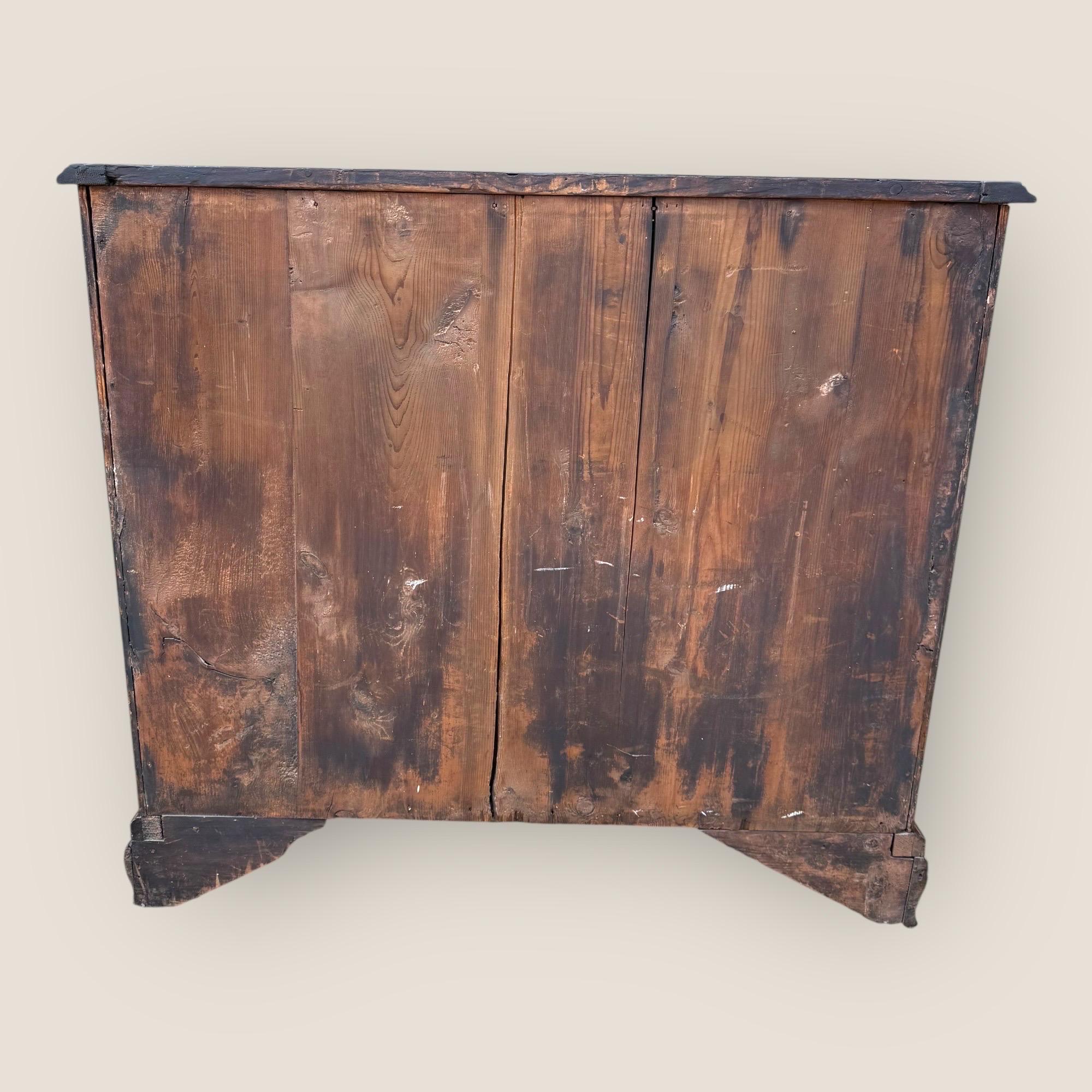 Cómoda de 5 cajones de caoba y latón Jorge III 1790 de J Moorcroft - Pies conopiales en venta 4