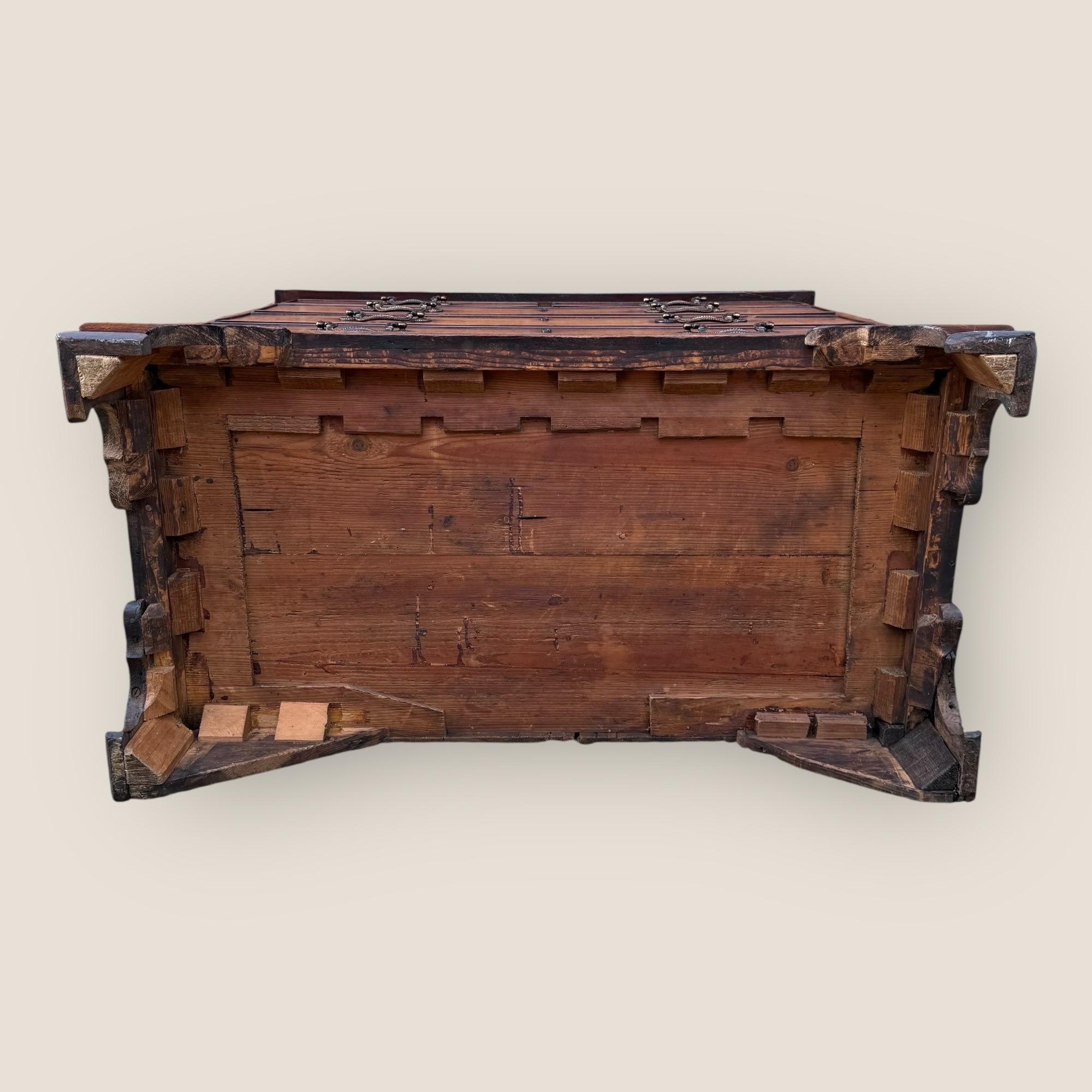 Cómoda de 5 cajones de caoba y latón Jorge III 1790 de J Moorcroft - Pies conopiales en venta 8