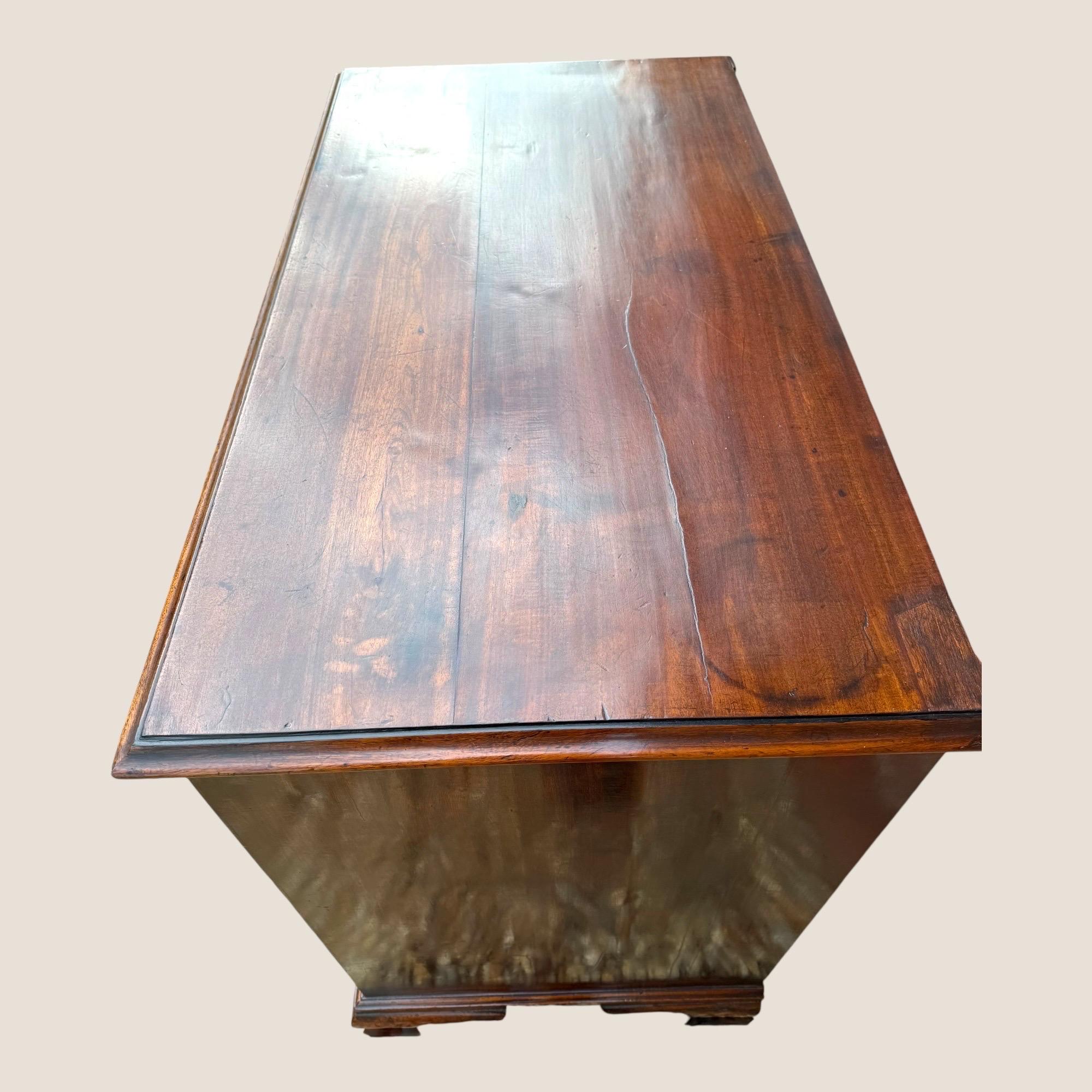 Cómoda de 5 cajones de caoba y latón Jorge III 1790 de J Moorcroft - Pies conopiales en venta 9