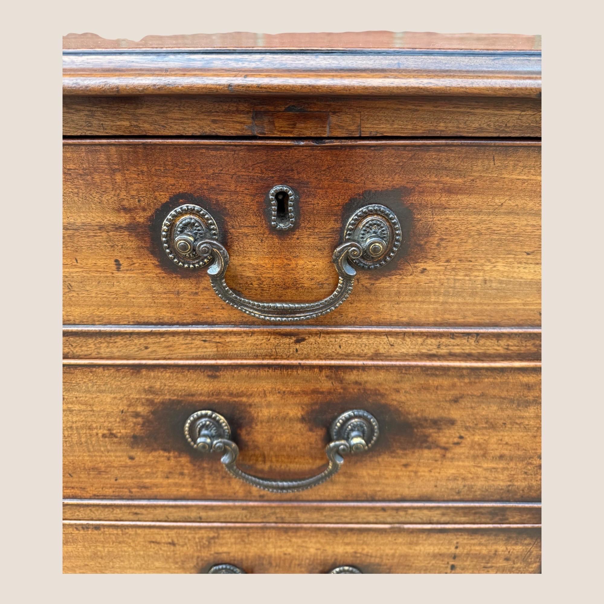 Cómoda de 5 cajones de caoba y latón Jorge III 1790 de J Moorcroft - Pies conopiales en venta 10