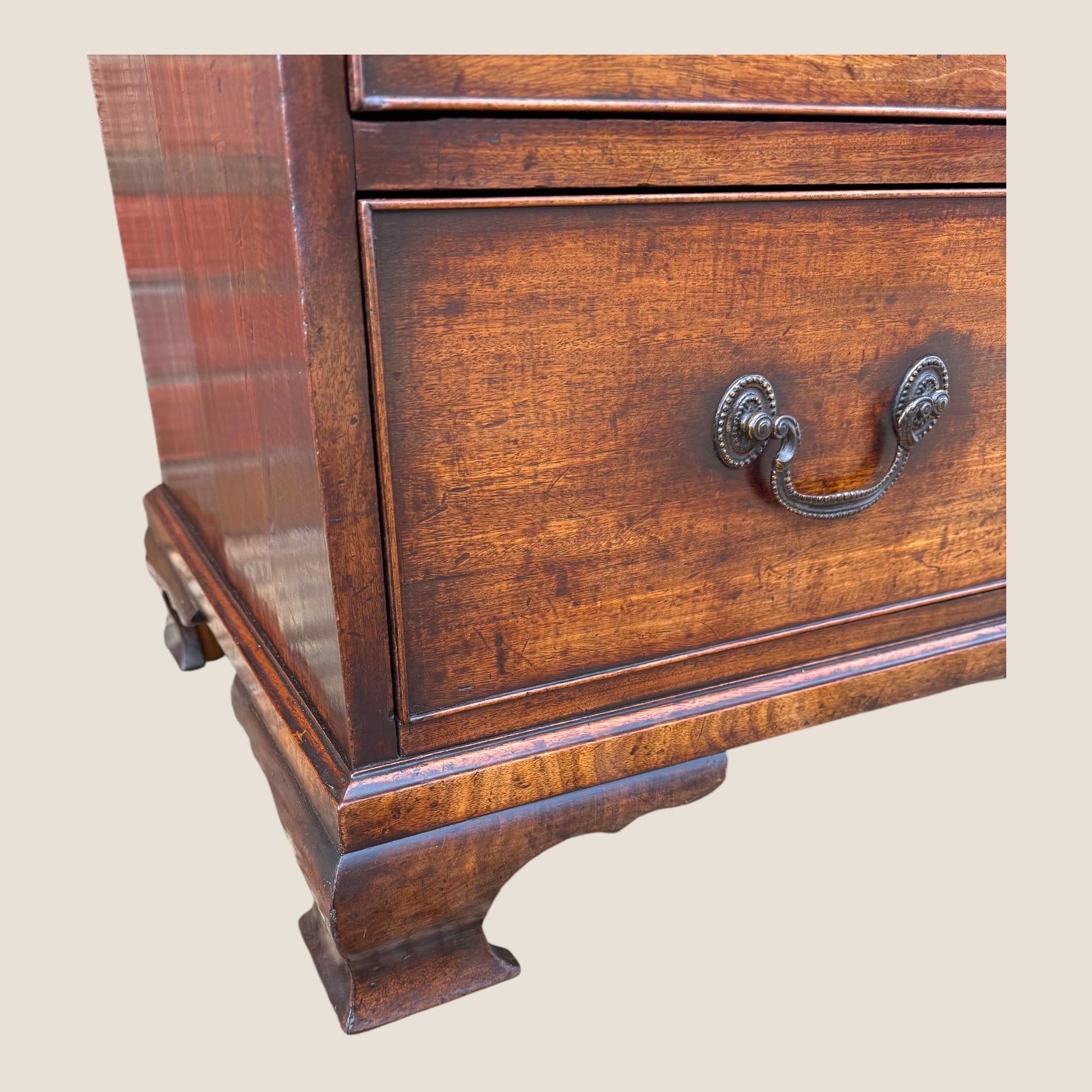 Cómoda de 5 cajones de caoba y latón Jorge III 1790 de J Moorcroft - Pies conopiales en venta 11