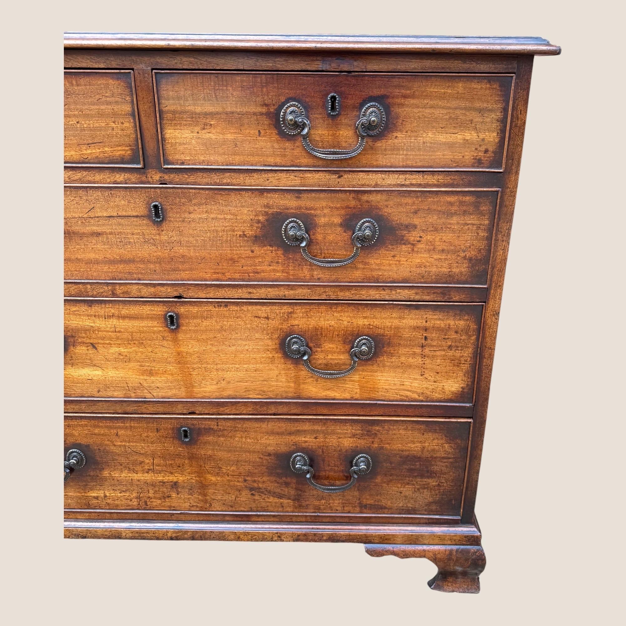 Cómoda de 5 cajones de caoba y latón Jorge III 1790 de J Moorcroft - Pies conopiales Biselado en venta