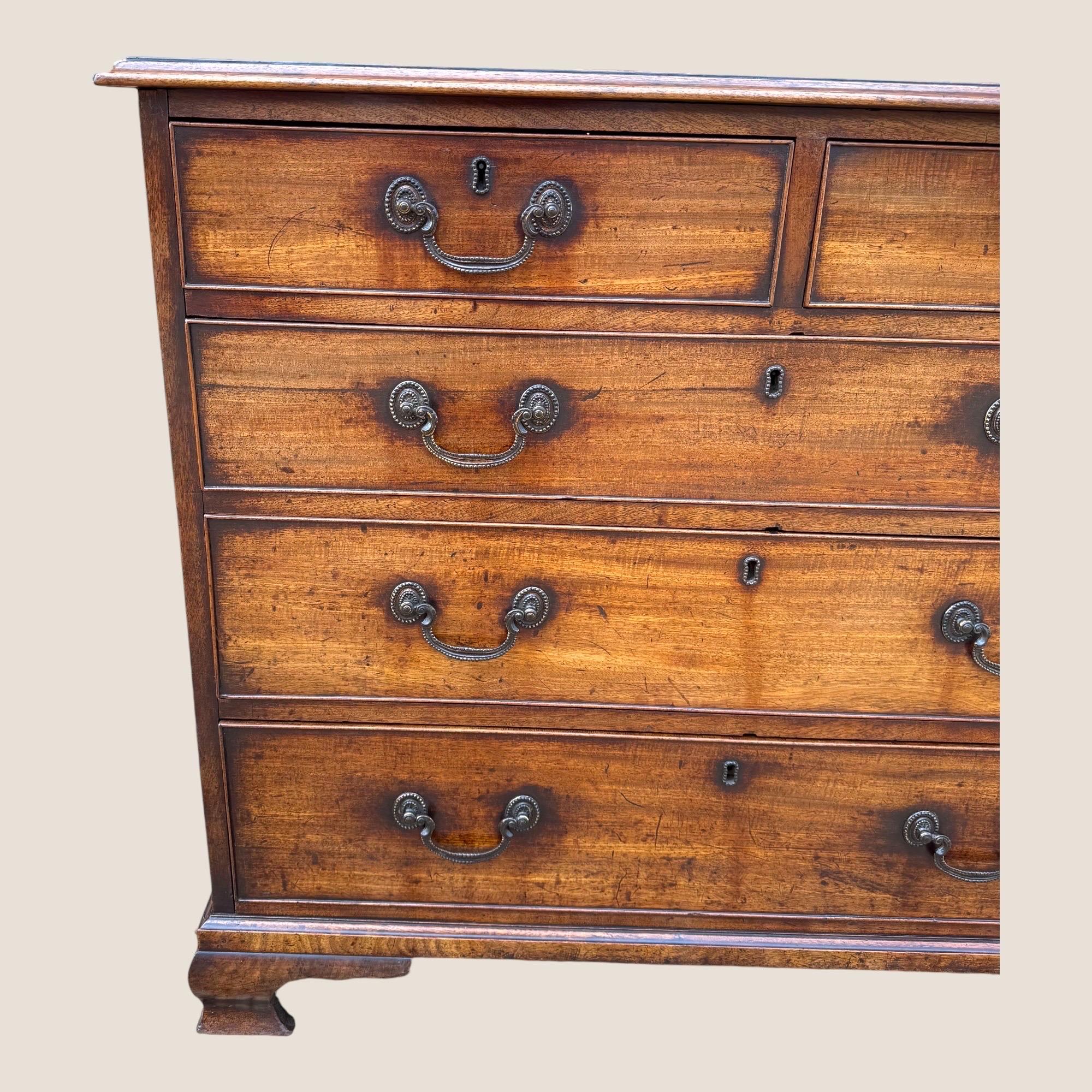 Cómoda de 5 cajones de caoba y latón Jorge III 1790 de J Moorcroft - Pies conopiales siglo XVIII en venta