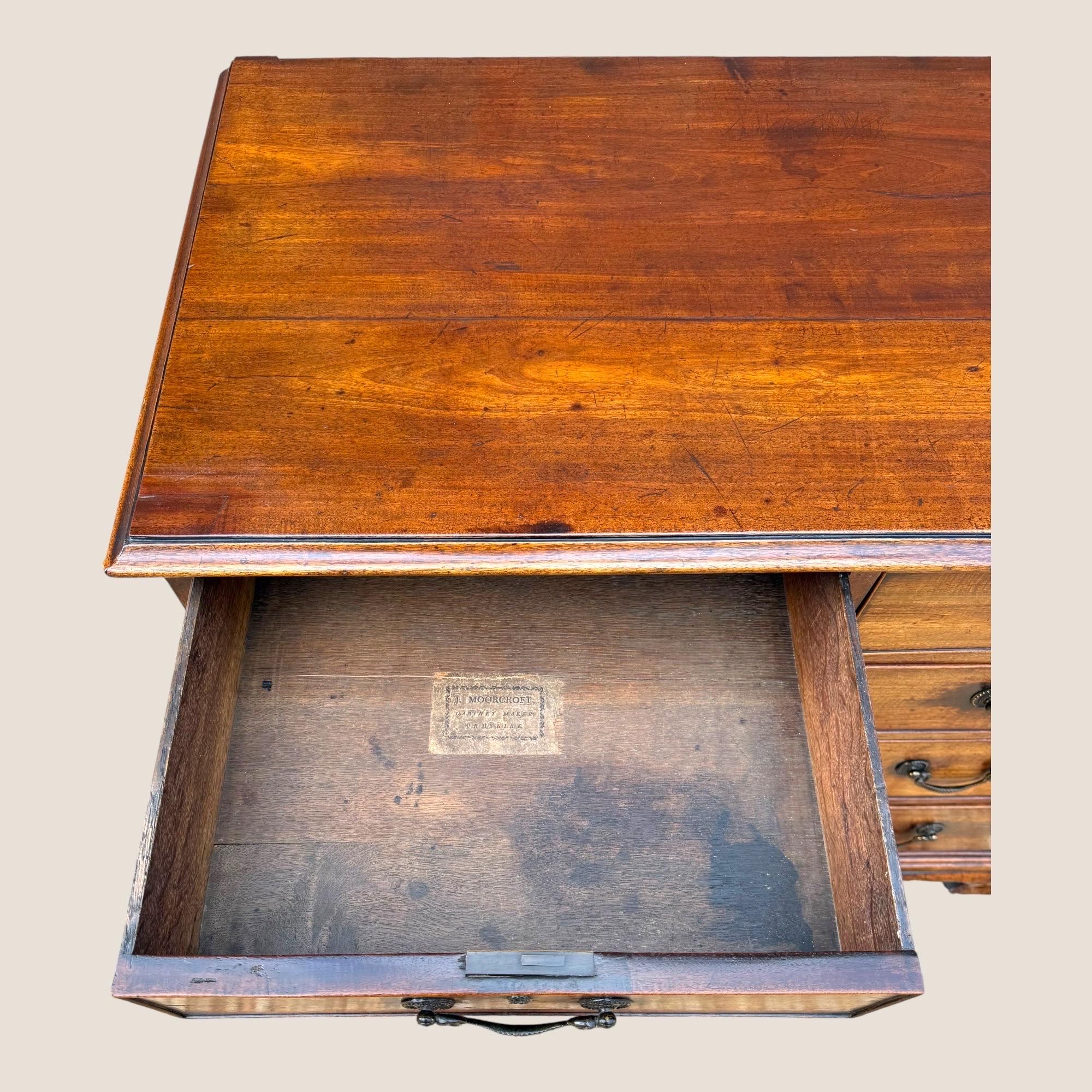 Cómoda de 5 cajones de caoba y latón Jorge III 1790 de J Moorcroft - Pies conopiales Latón en venta