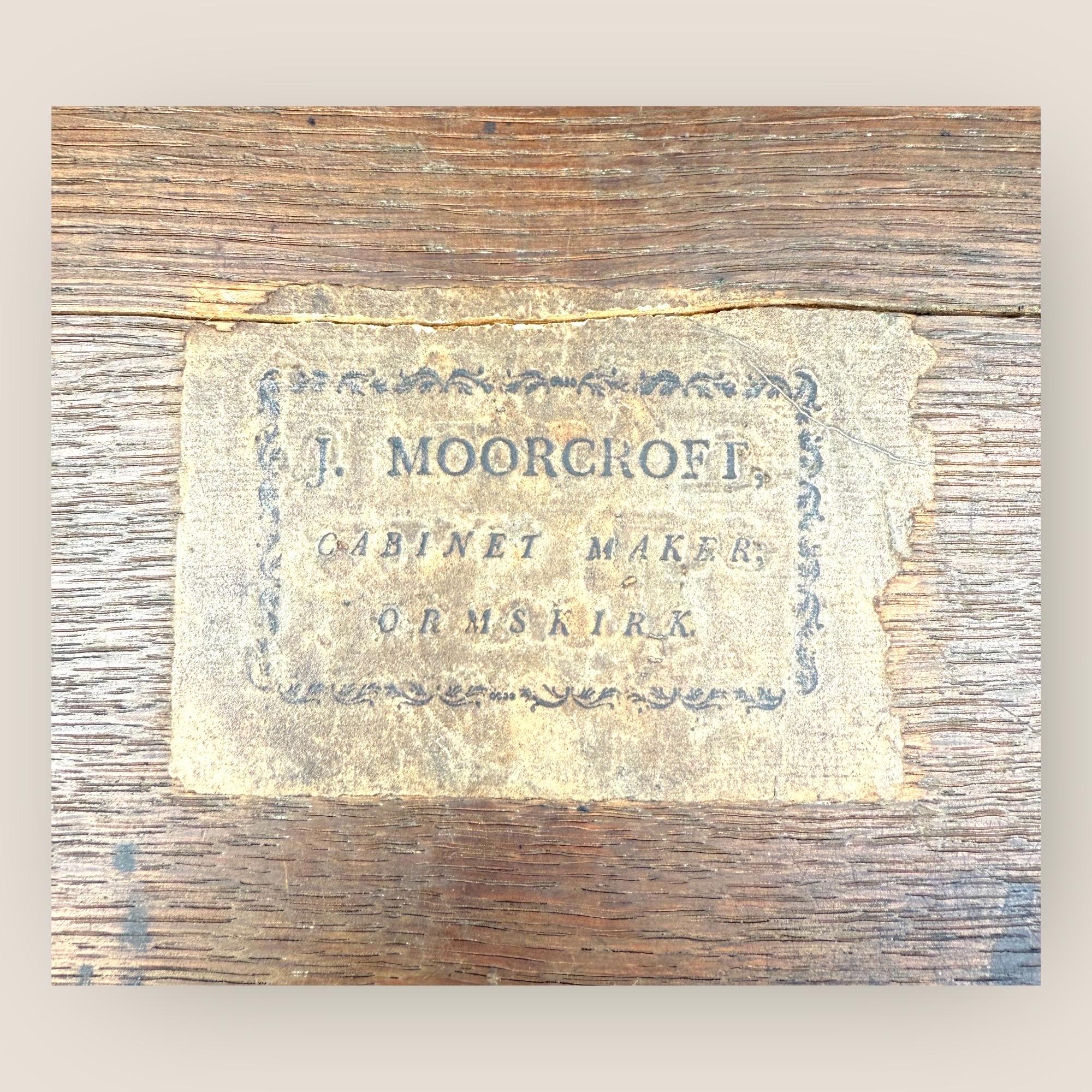 Cómoda de 5 cajones de caoba y latón Jorge III 1790 de J Moorcroft - Pies conopiales en venta 1