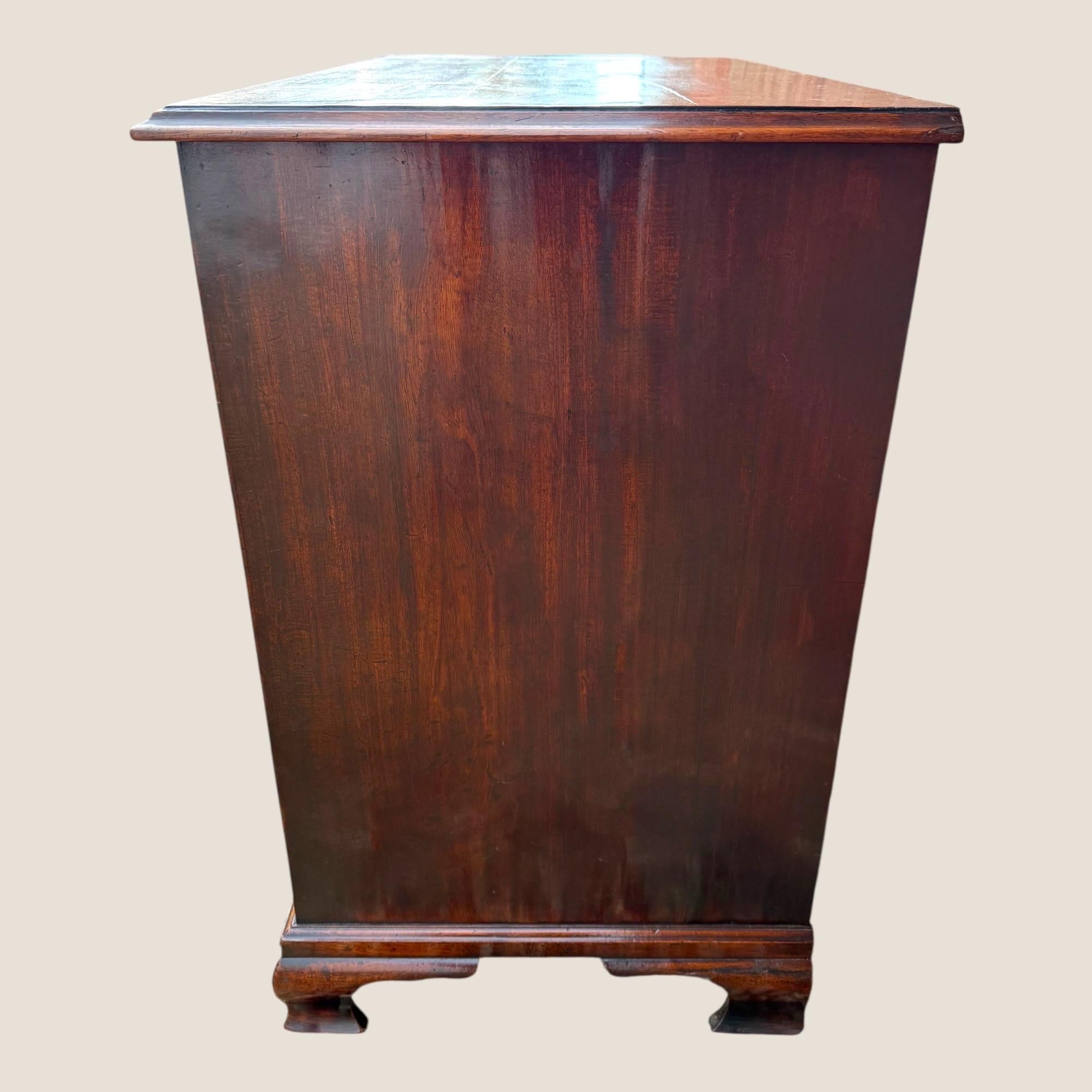 Cómoda de 5 cajones de caoba y latón Jorge III 1790 de J Moorcroft - Pies conopiales en venta 2