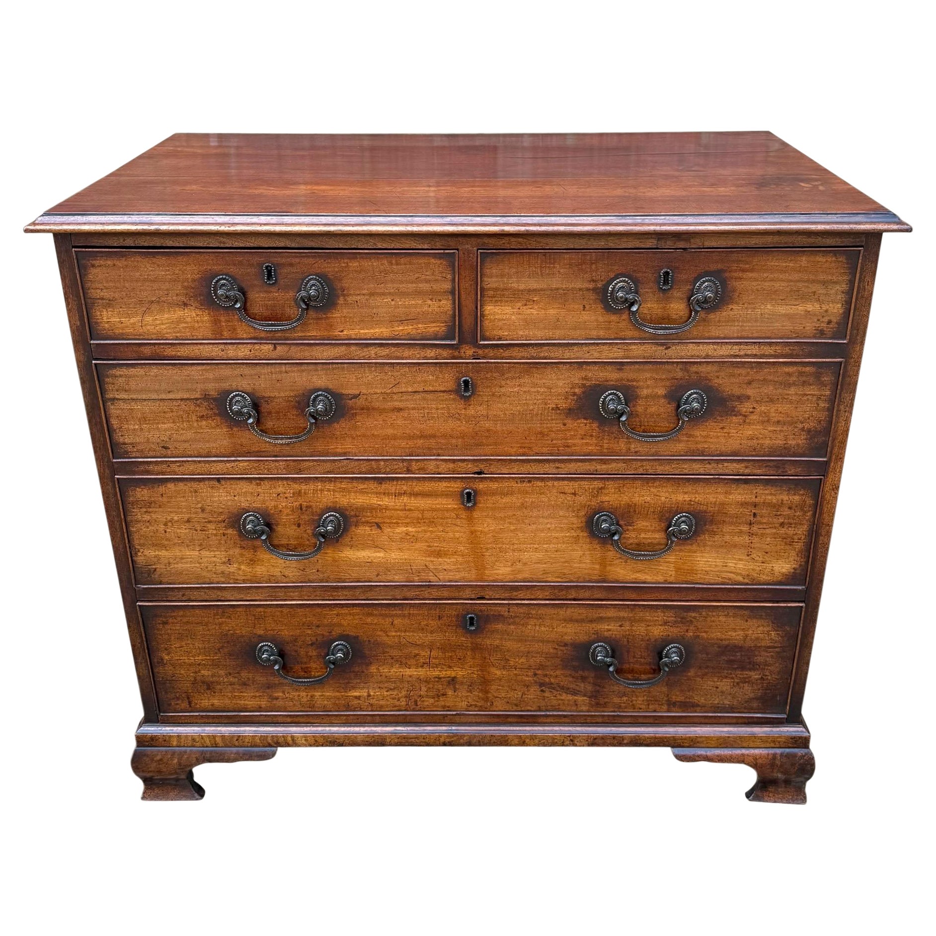 Cómoda de 5 cajones de caoba y latón Jorge III 1790 de J Moorcroft - Pies conopiales en venta