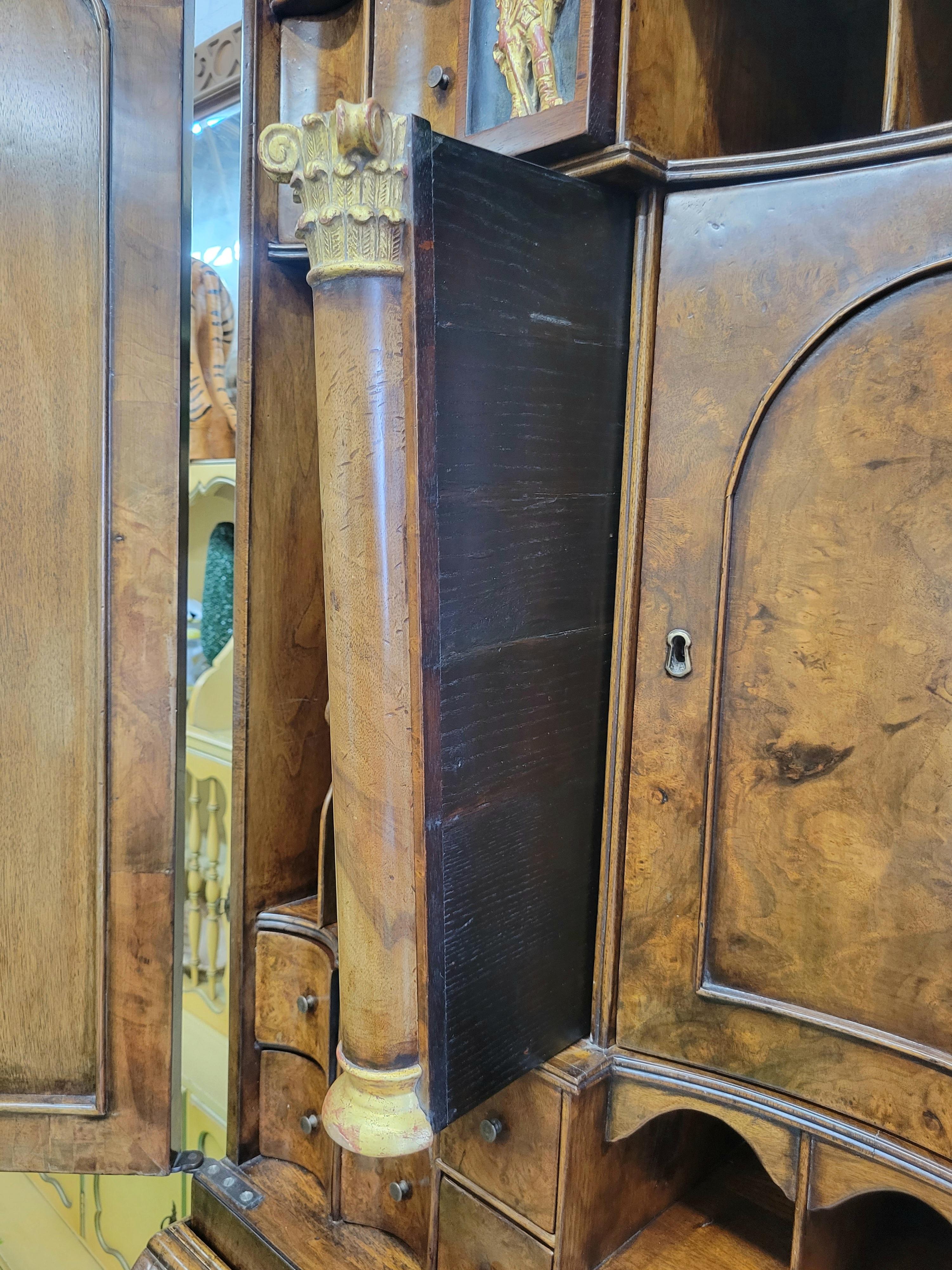 Gabinetto da scrivania con doppio cofano in radica di noce in stile Giorgio III del XIX secolo in vendita 3