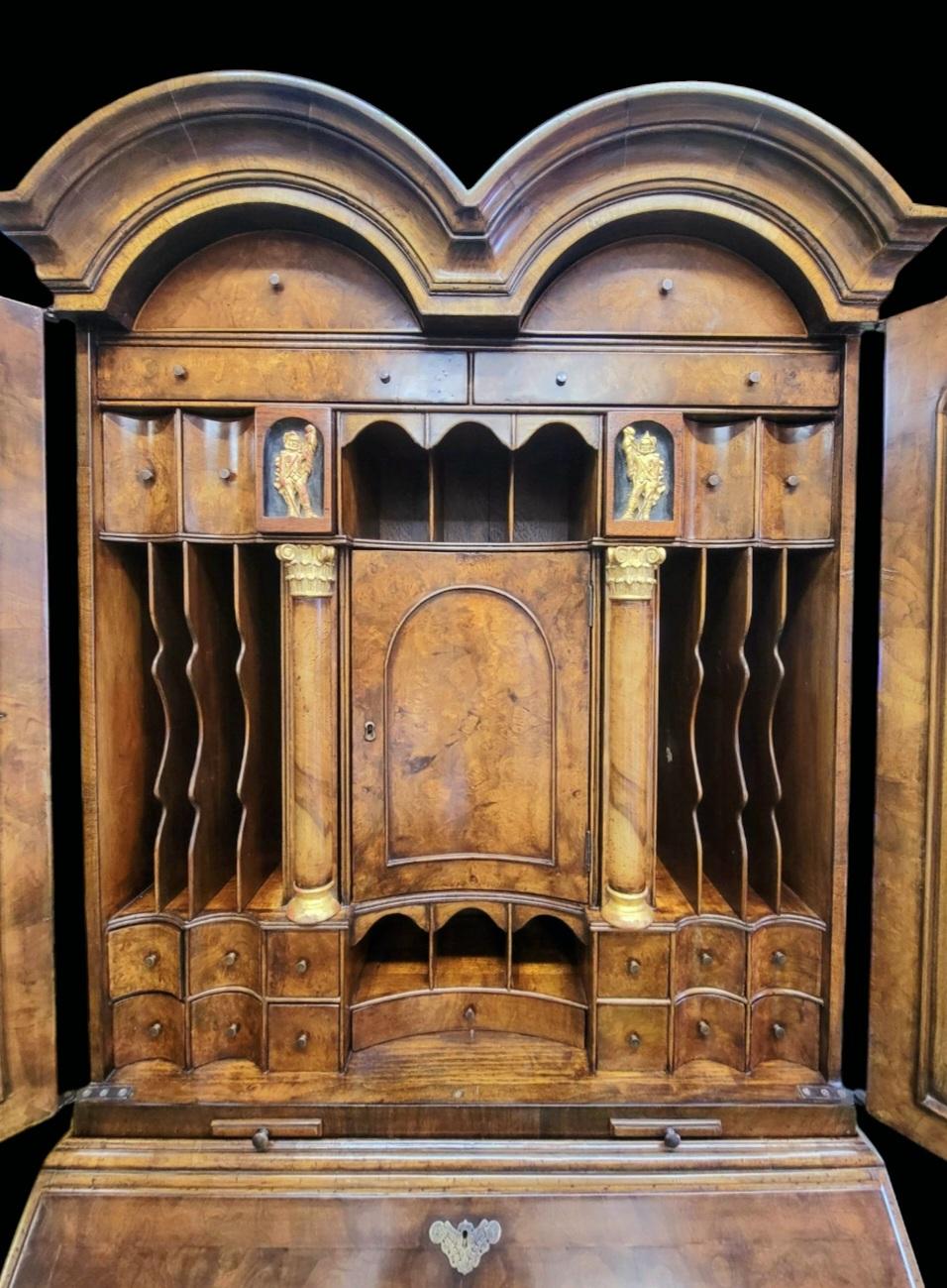 Americano Gabinetto da scrivania con doppio cofano in radica di noce in stile Giorgio III del XIX secolo in vendita