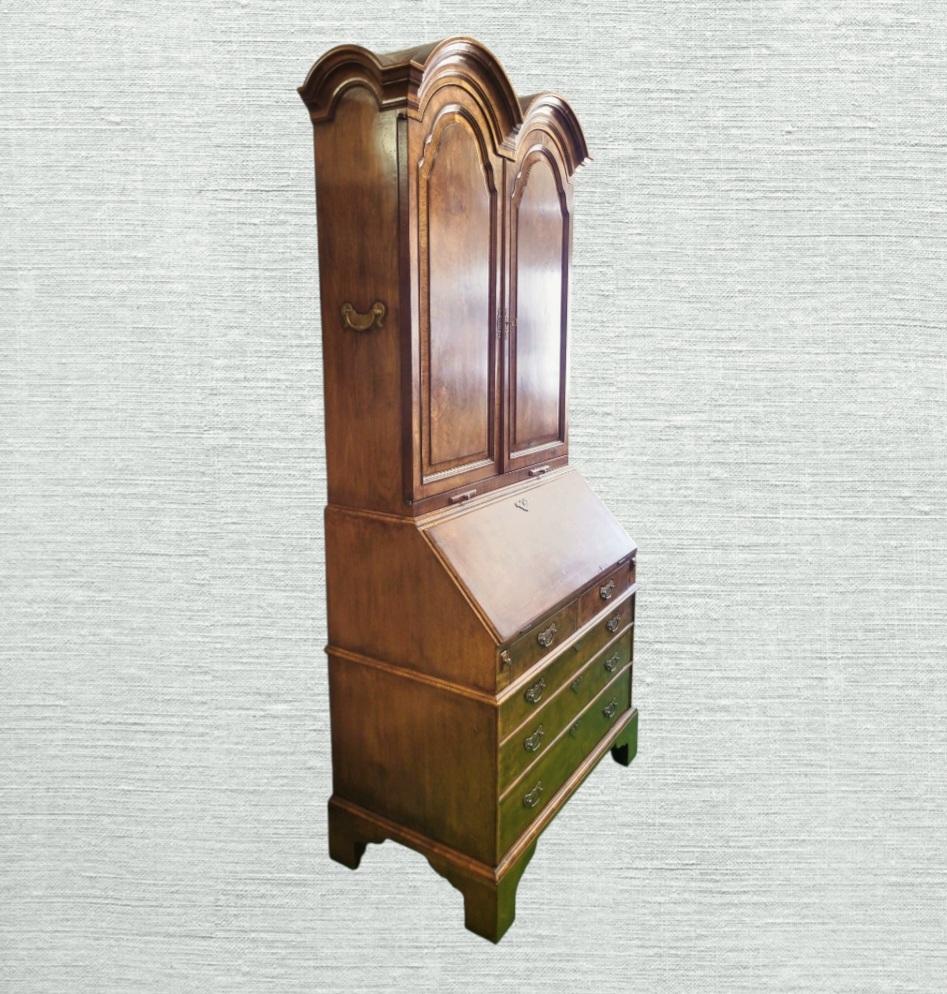 Gabinetto da scrivania con doppio cofano in radica di noce in stile Giorgio III del XIX secolo In condizioni buone in vendita a Jensen Beach, FL