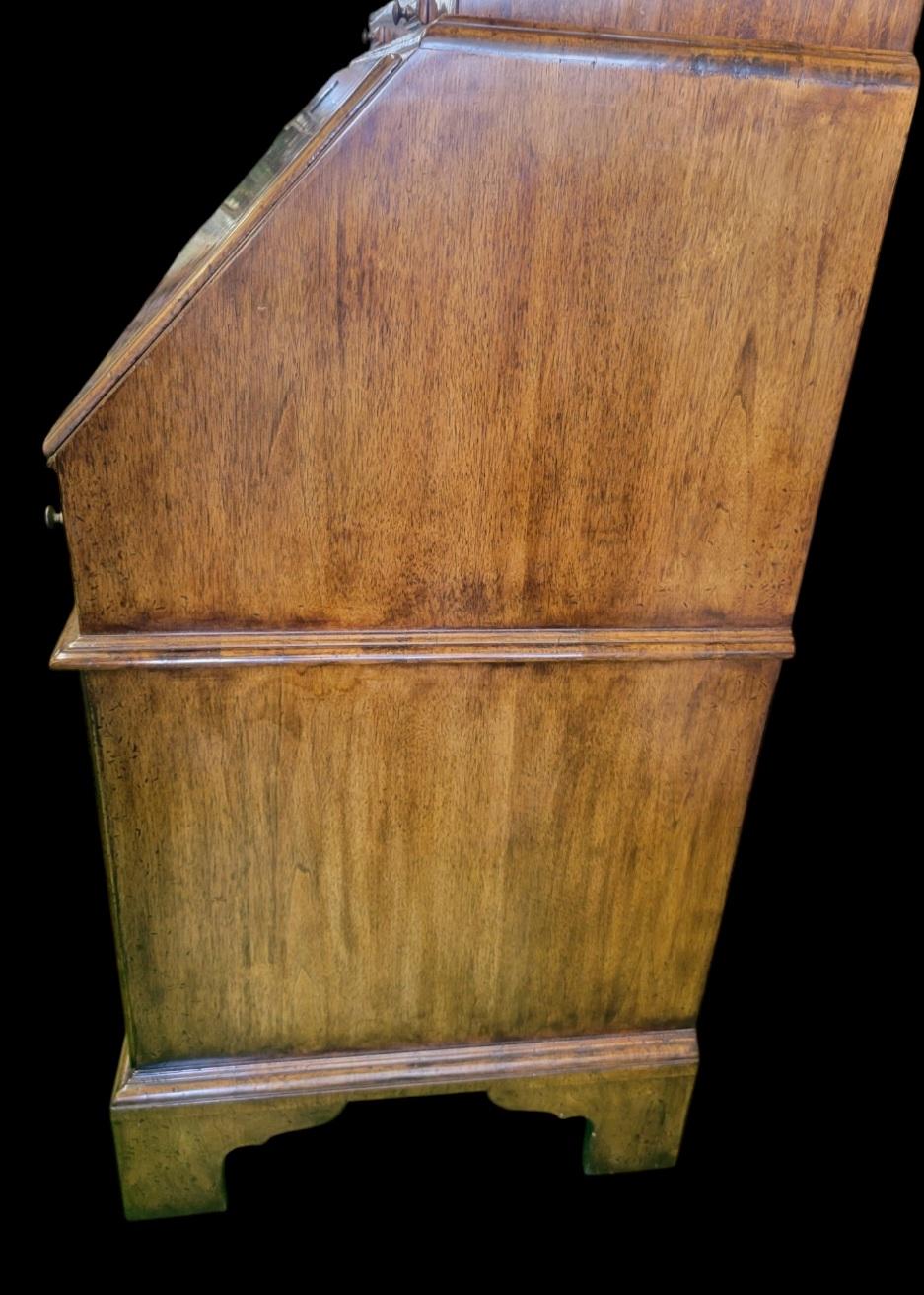 XX secolo Gabinetto da scrivania con doppio cofano in radica di noce in stile Giorgio III del XIX secolo in vendita