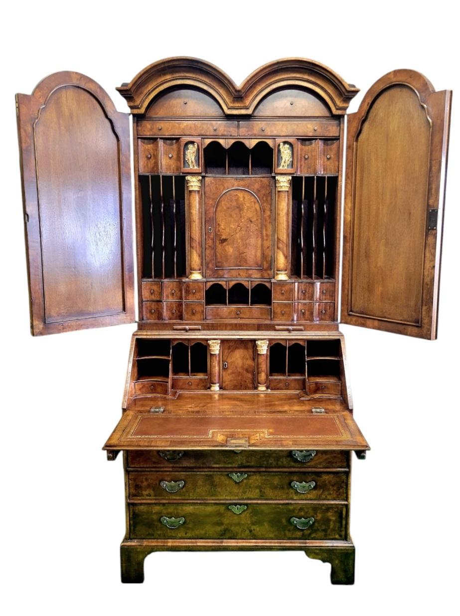Legno massiccio Gabinetto da scrivania con doppio cofano in radica di noce in stile Giorgio III del XIX secolo in vendita
