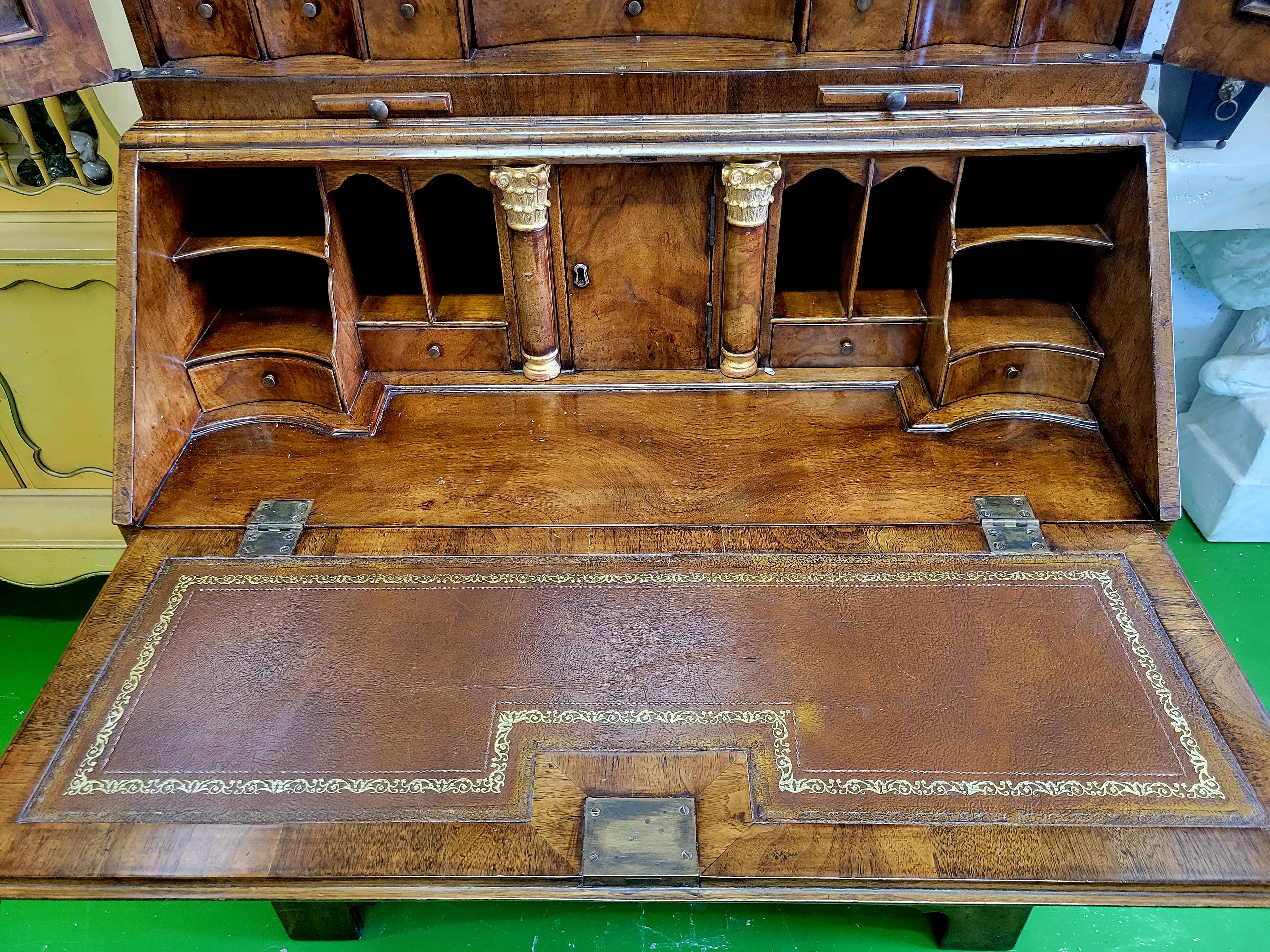 Gabinetto da scrivania con doppio cofano in radica di noce in stile Giorgio III del XIX secolo in vendita 1