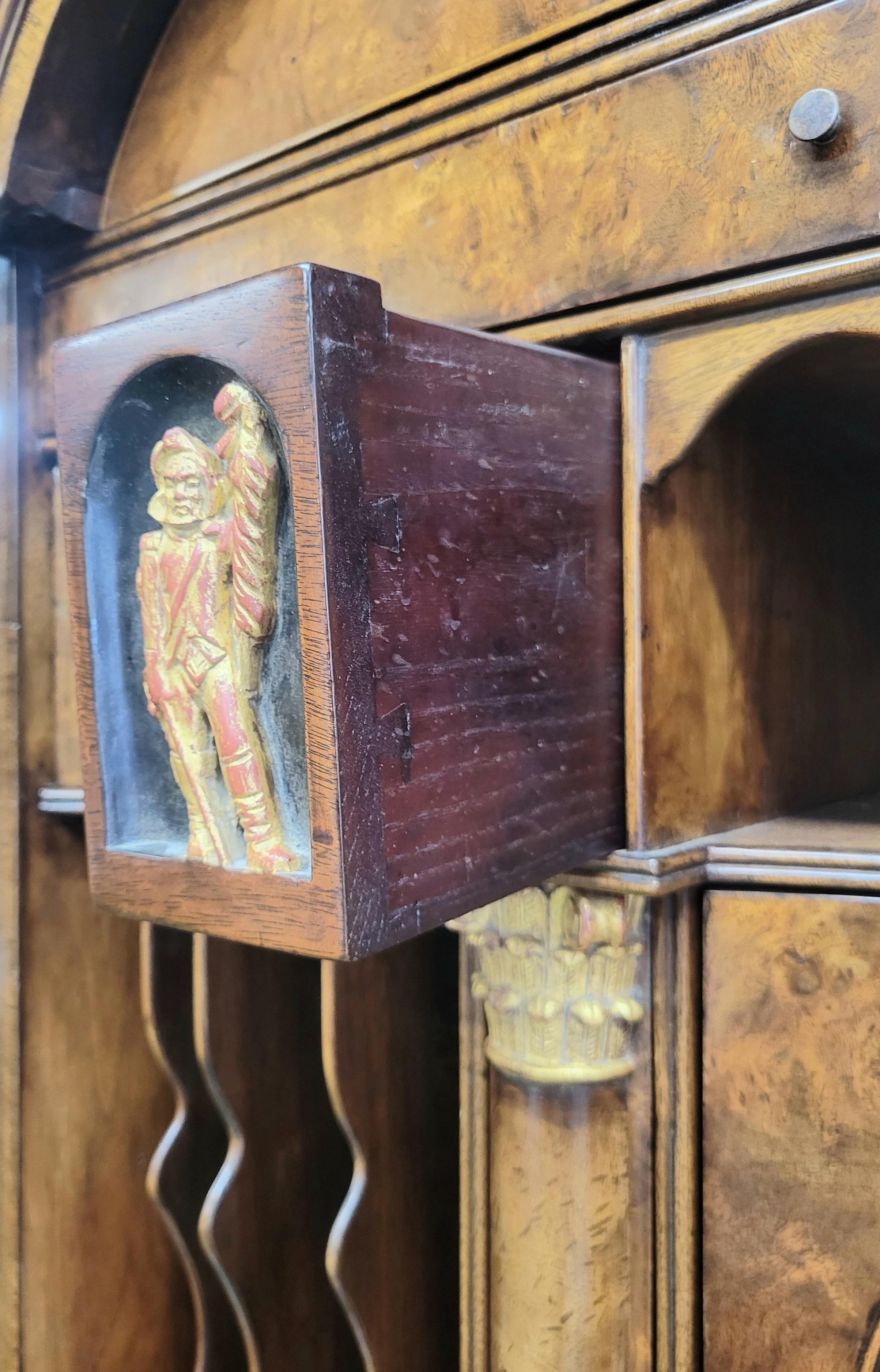 Gabinetto da scrivania con doppio cofano in radica di noce in stile Giorgio III del XIX secolo in vendita 2