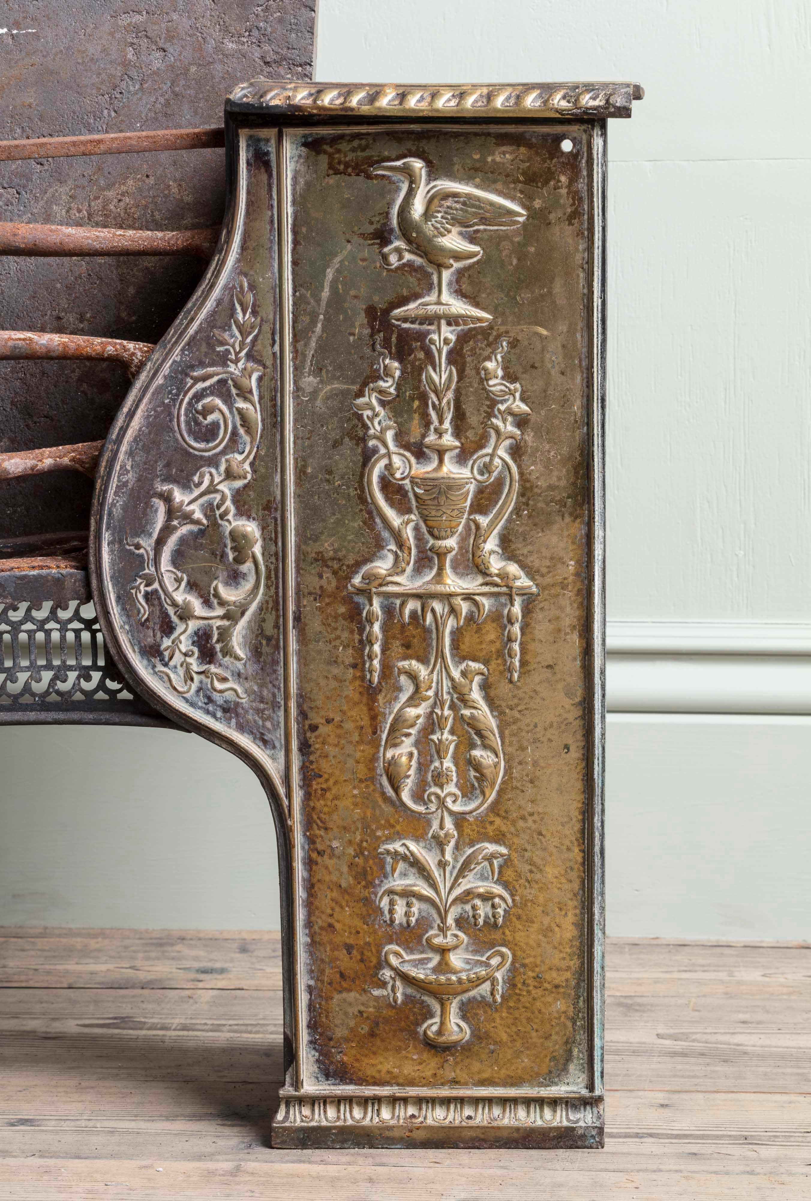George III Adam Period Brass Hob Grate In Good Condition For Sale In London, GB