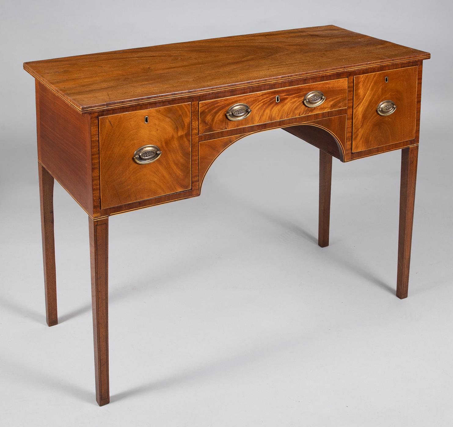George III Antique Hepplewhite Sideboard, circa 1790 In Good Condition For Sale In Sheffield, MA