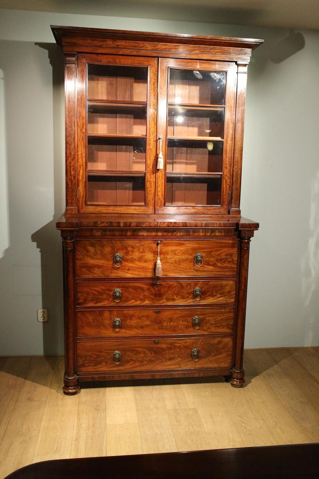 Impressive antique mahogany bookcase with secretary. The cabinet is of very nice quality. In completely original condition. The mahogany has a beautiful drawing and warm appearance. The high quality is reflected in, among other things, very smoothly