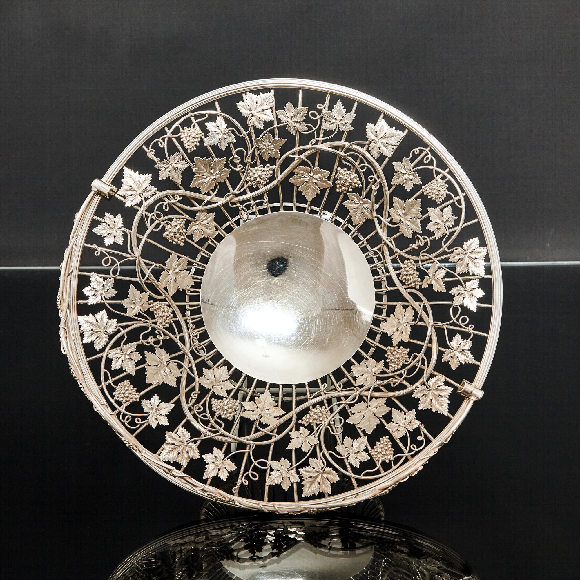 Ein beeindruckender, durchbrochen gearbeiteter Silberkorb aus der Zeit Georgs III., der um die Wende des 19. Jahrhunderts hergestellt wurde. Der elegante, runde, ausgestellte Körper ist aus gezogenem Draht gefertigt und mit gegossenen und
