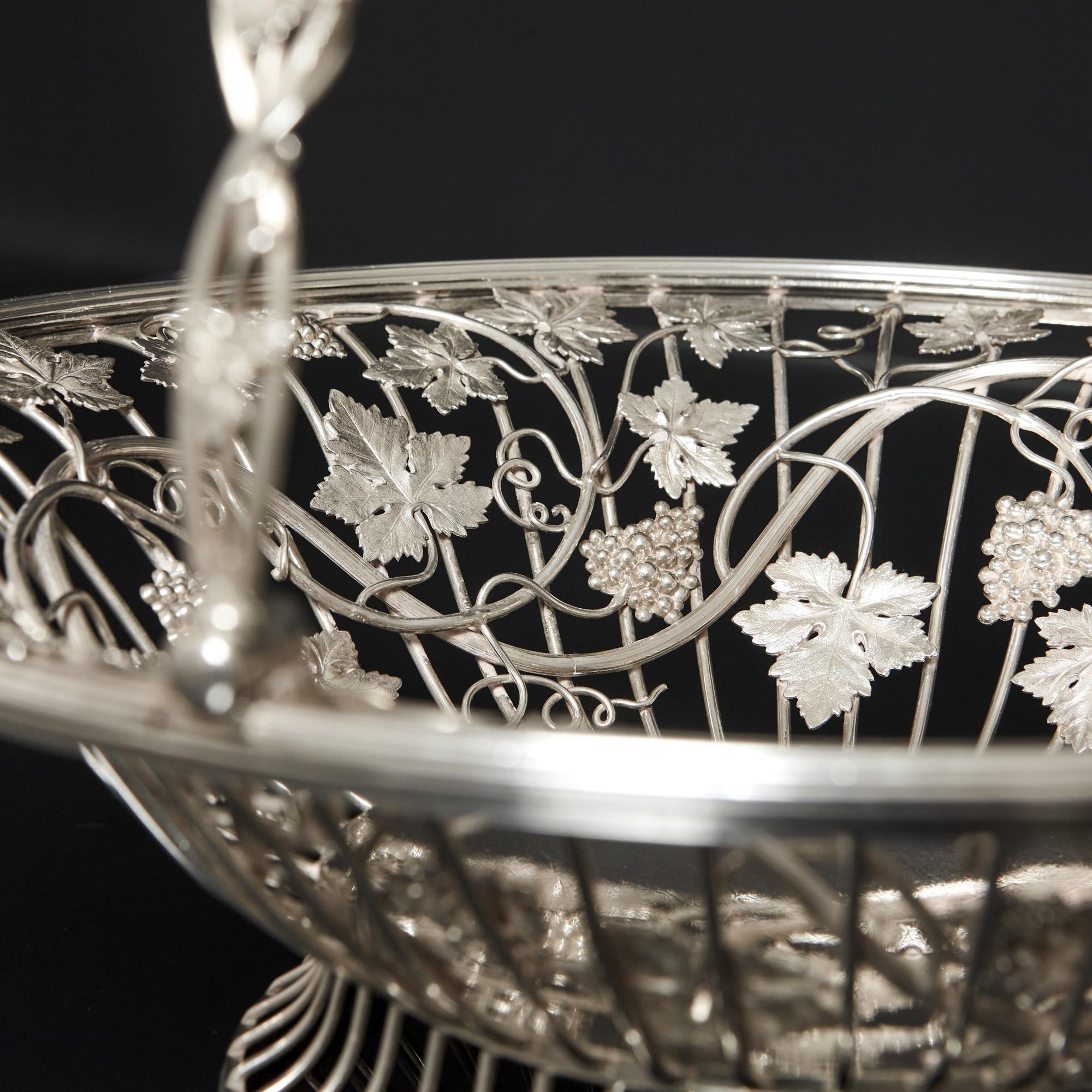 George III Antique Silver Basket, 1802 In Good Condition For Sale In London, GB
