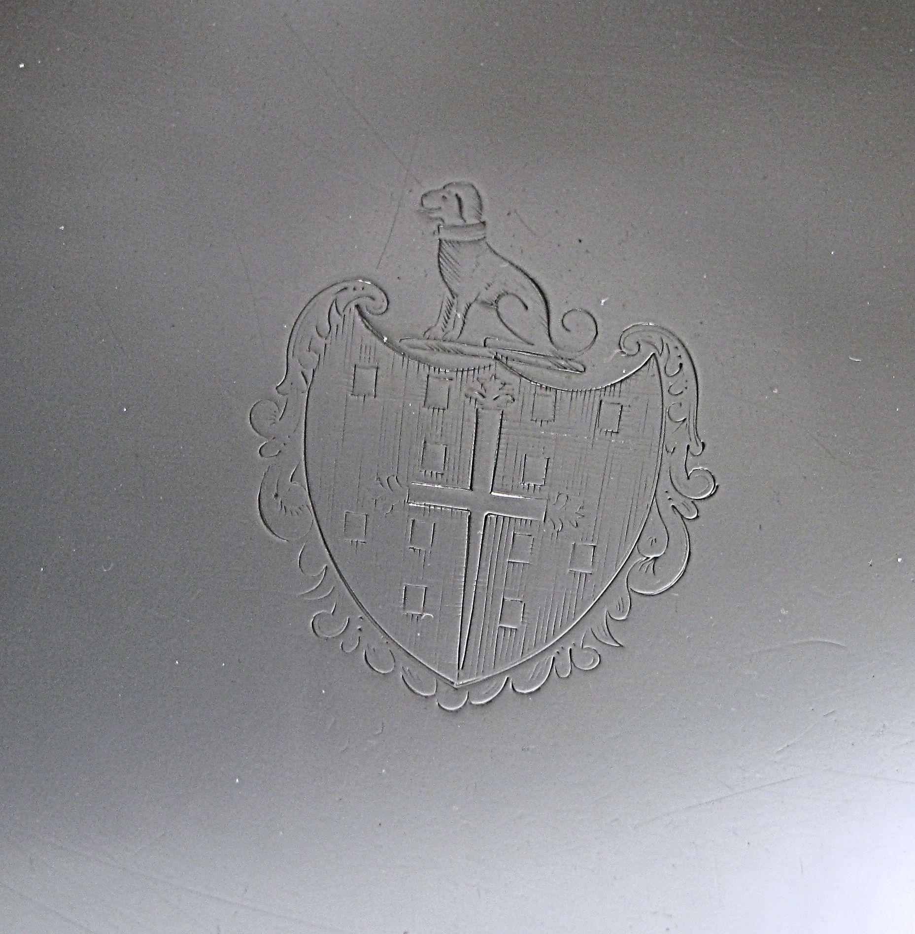 George III Antique Silver Salver of Circular Form In Good Condition For Sale In London, GB