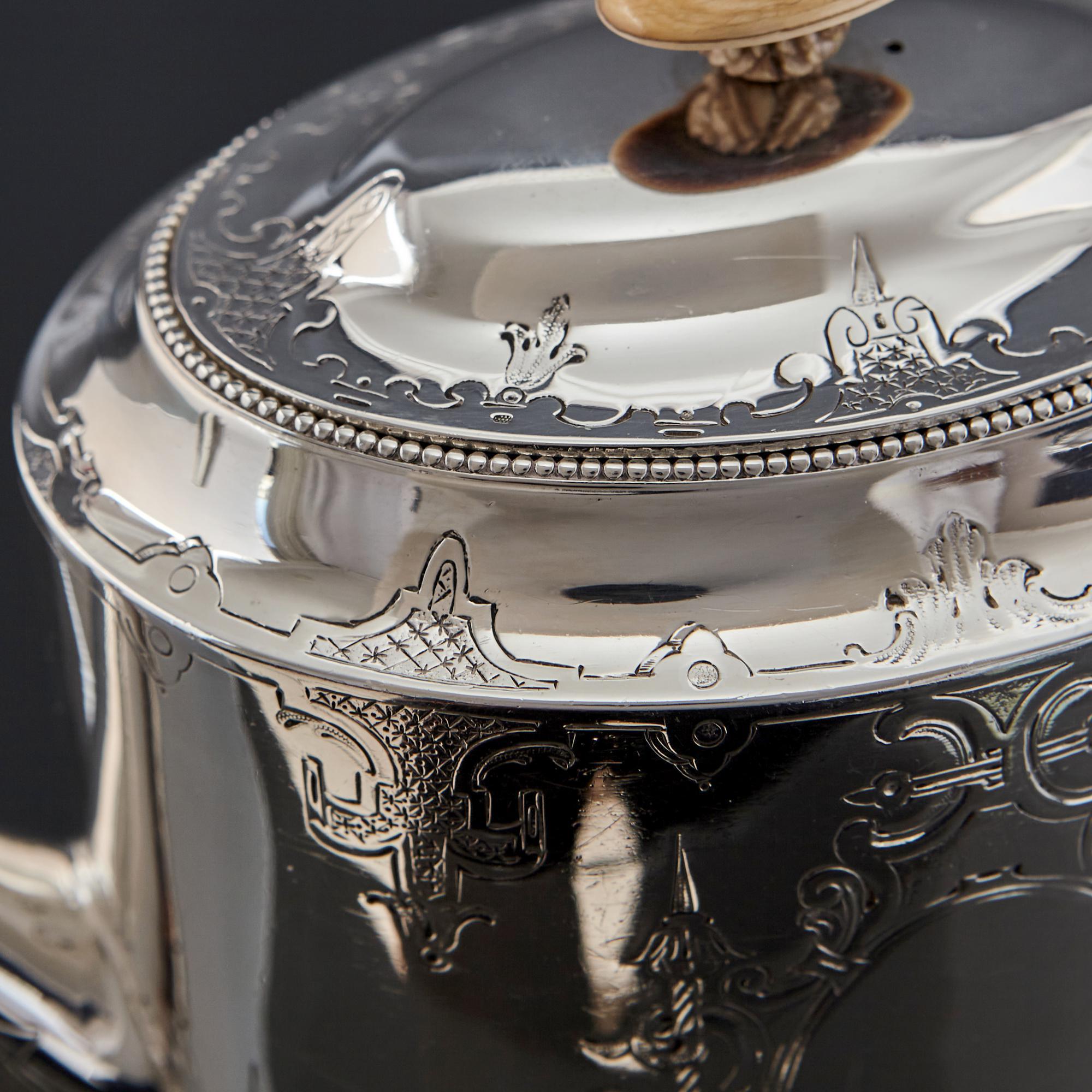 Klassische Teekanne aus antikem Silber der späten George-III-Periode, hergestellt von der bekannten Silberschmiedin Hester Bateman. Der Rand der Teekanne ist mit dem für sie charakteristischen Perlenmuster umrandet, und in den Korpus der Teekanne