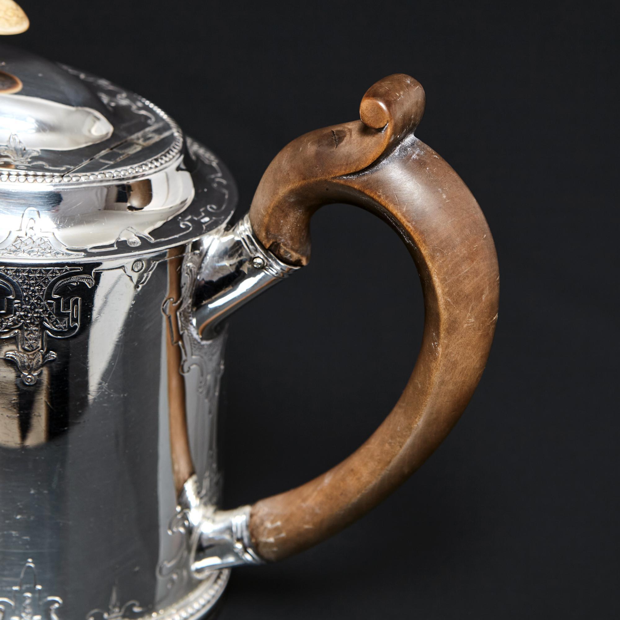 George III antique silver teapot by Hester Bateman In Good Condition For Sale In London, GB