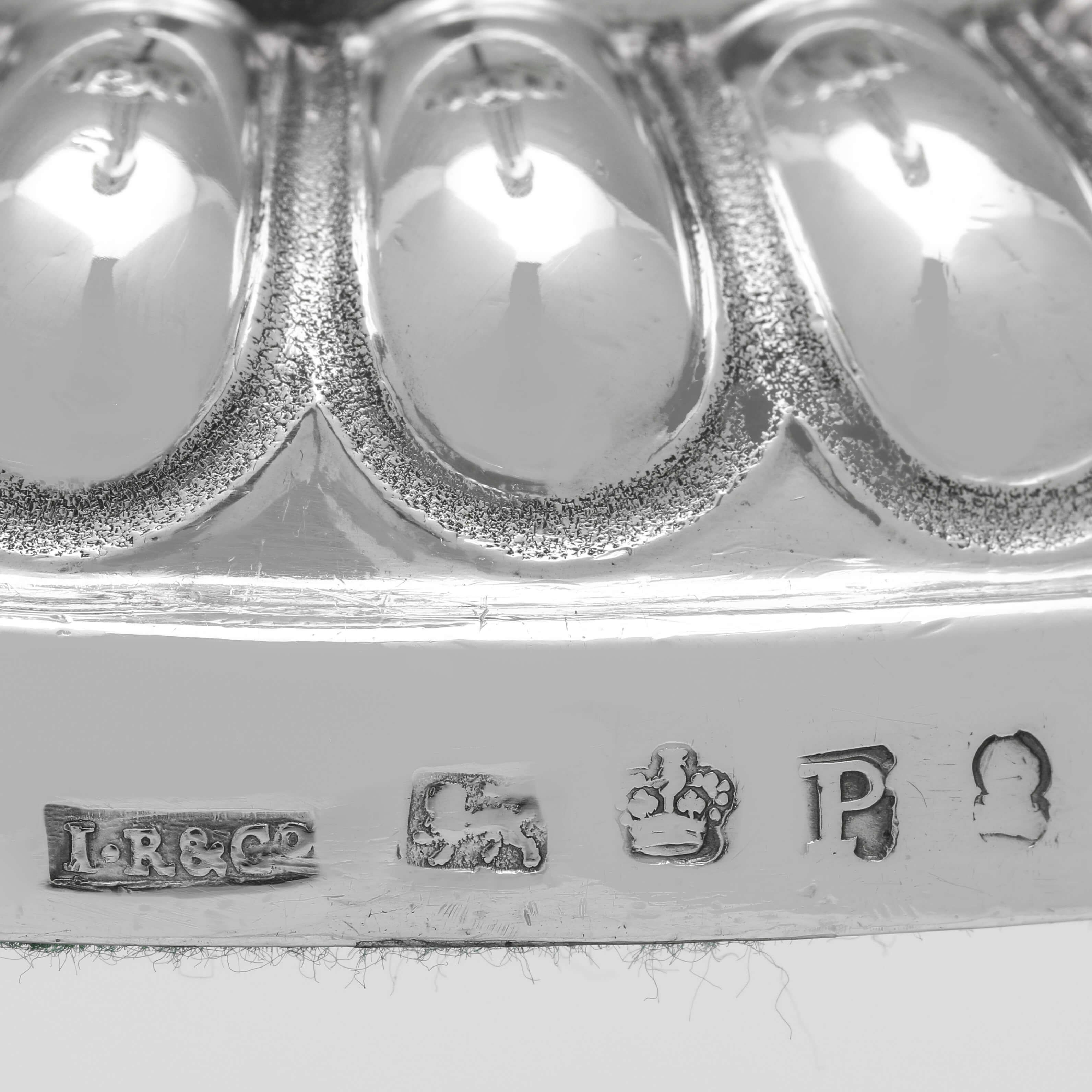 Début du XIXe siècle Paire de candélabres anciens George III en argent sterling de Sheffield, 1807-1808 en vente