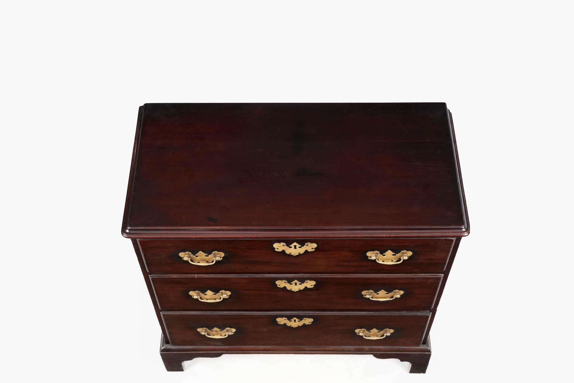 A very fine George III three-drawer bachelor's chest. This piece sits on simple ogee bracket feet and the drawers are complete with brass pulls and escutcheons.