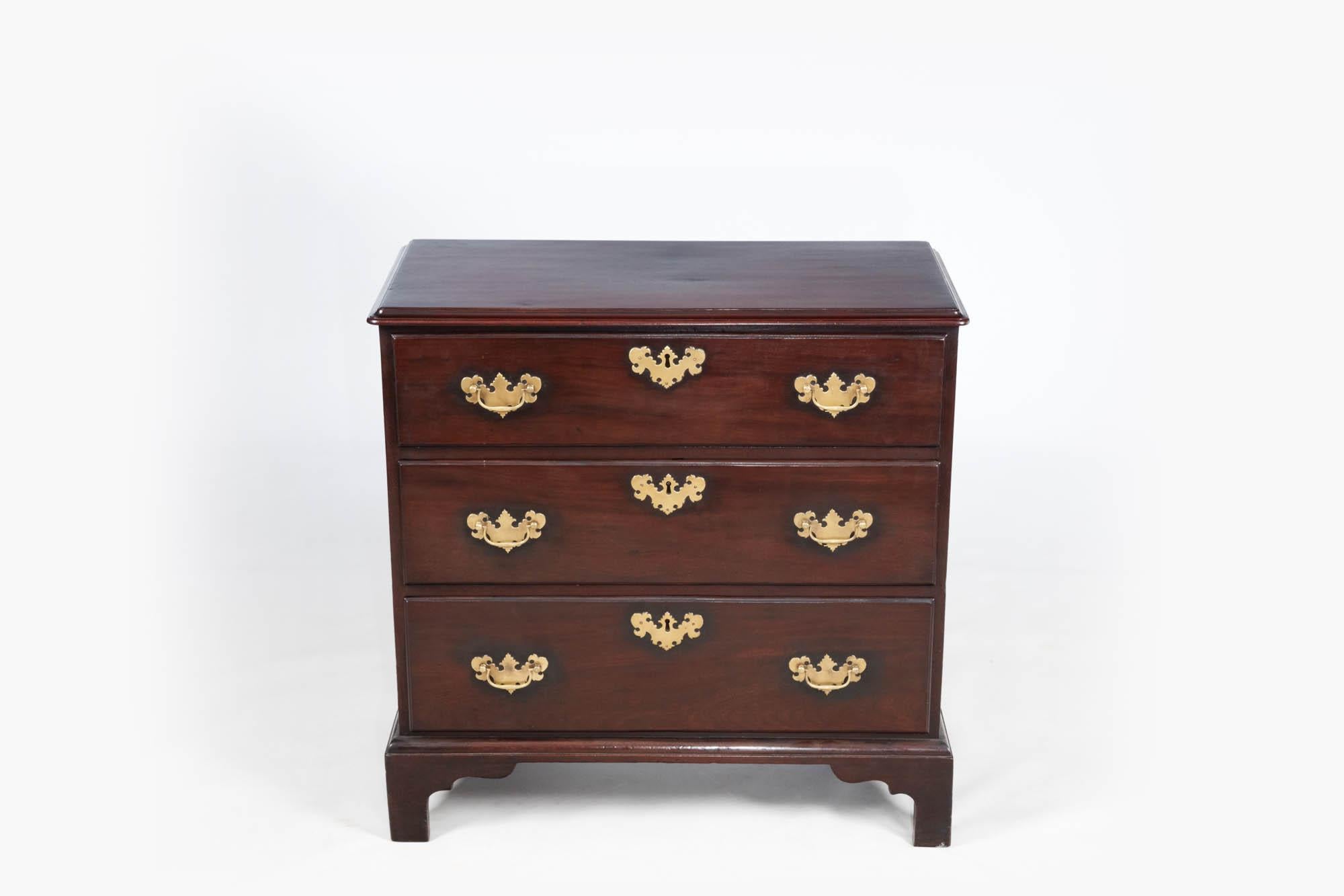 George III Bachelor's Chest In Excellent Condition For Sale In Dublin 8, IE