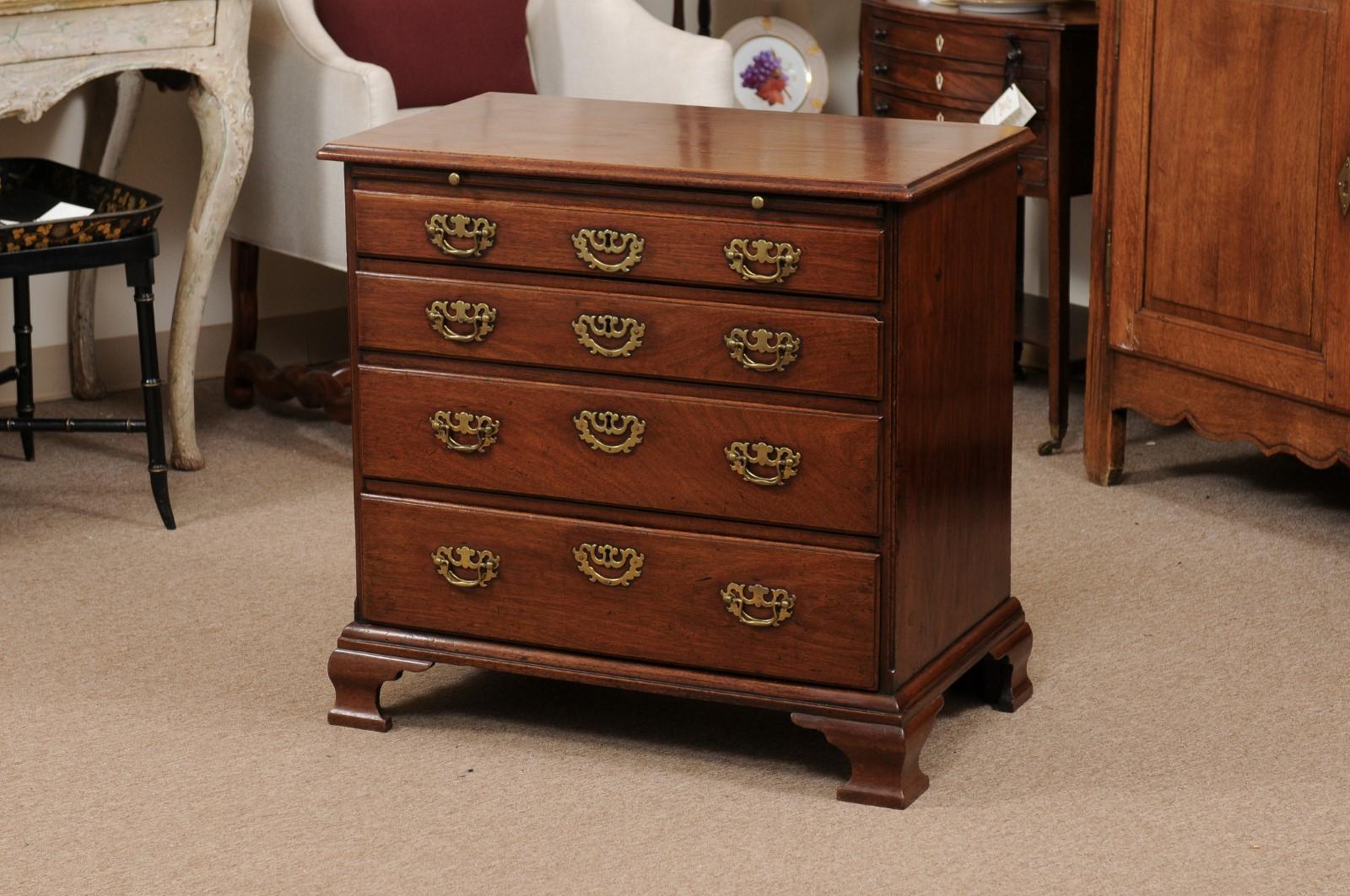 George III Bachelor’s Chest in Mahogany w/ Brushing Slide, 4 Graduating Drawers For Sale 5
