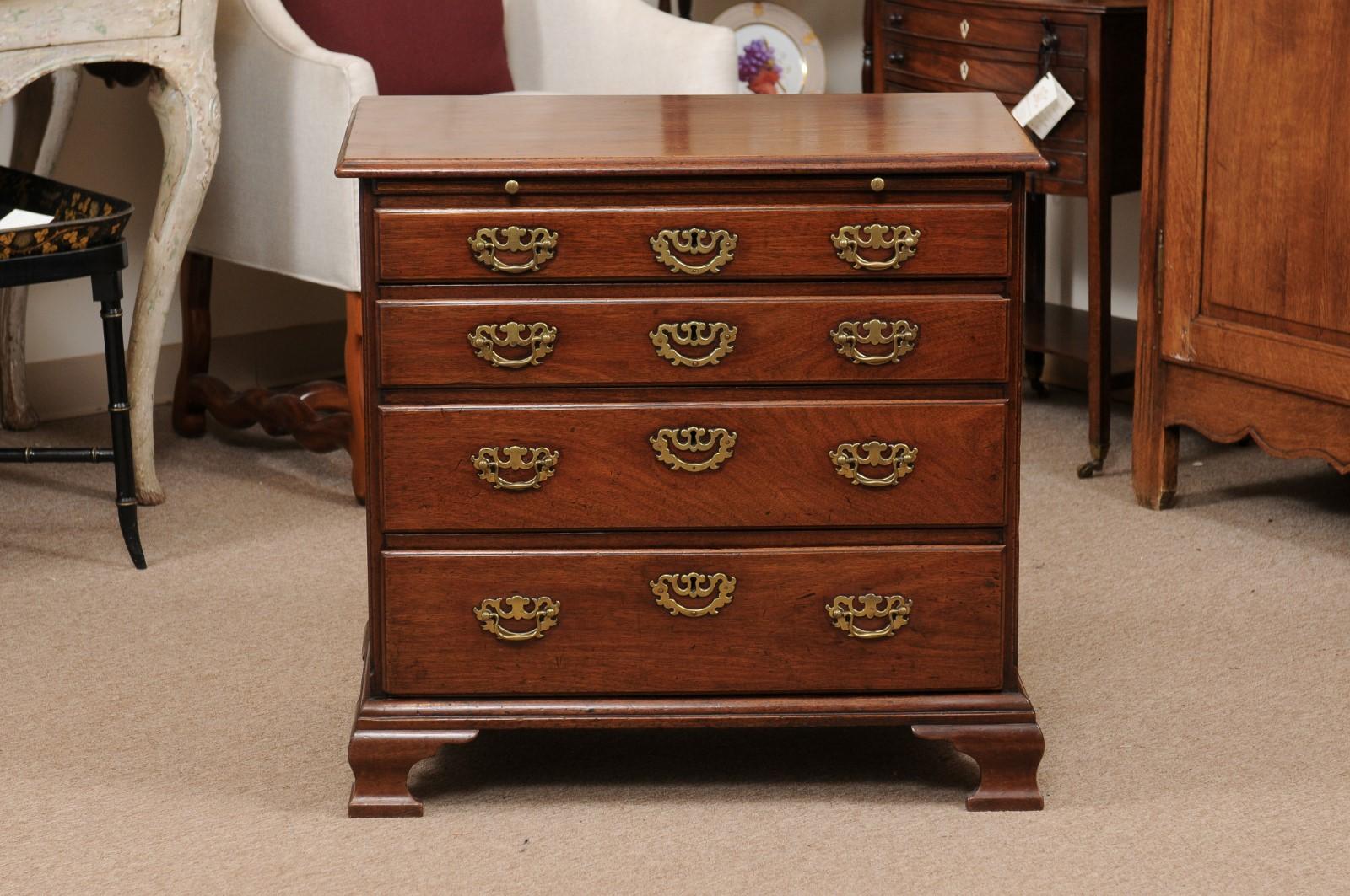 George III Bachelor’s Chest in Mahogany w/ Brushing Slide, 4 Graduating Drawers For Sale 6