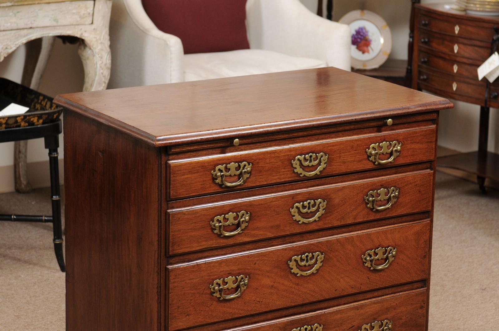 George III Bachelor’s Chest in Mahogany w/ Brushing Slide, 4 Graduating Drawers For Sale 10