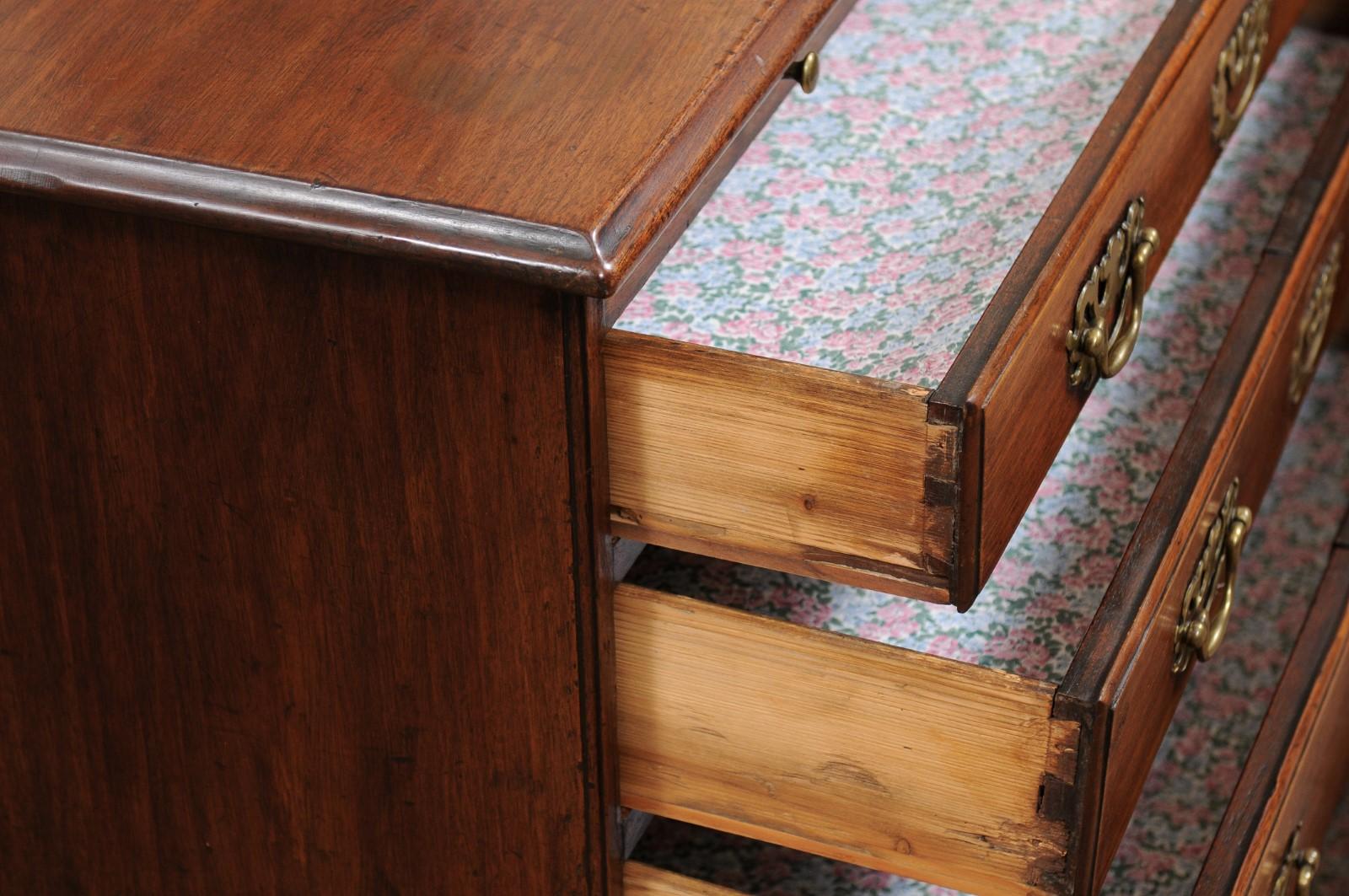 English George III Bachelor’s Chest in Mahogany w/ Brushing Slide, 4 Graduating Drawers For Sale