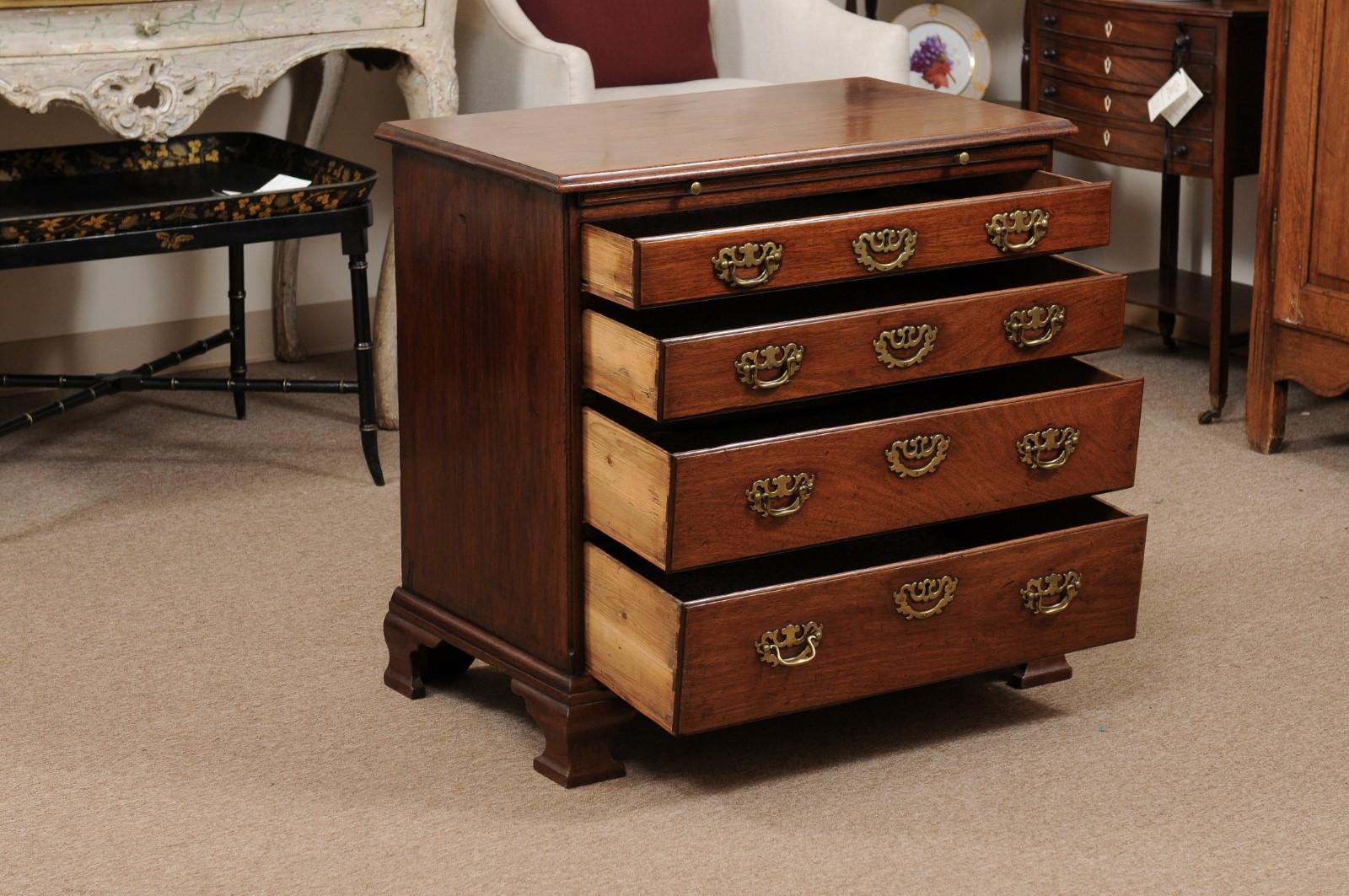 George III Bachelor’s Chest in Mahogany w/ Brushing Slide, 4 Graduating Drawers In Good Condition For Sale In Atlanta, GA
