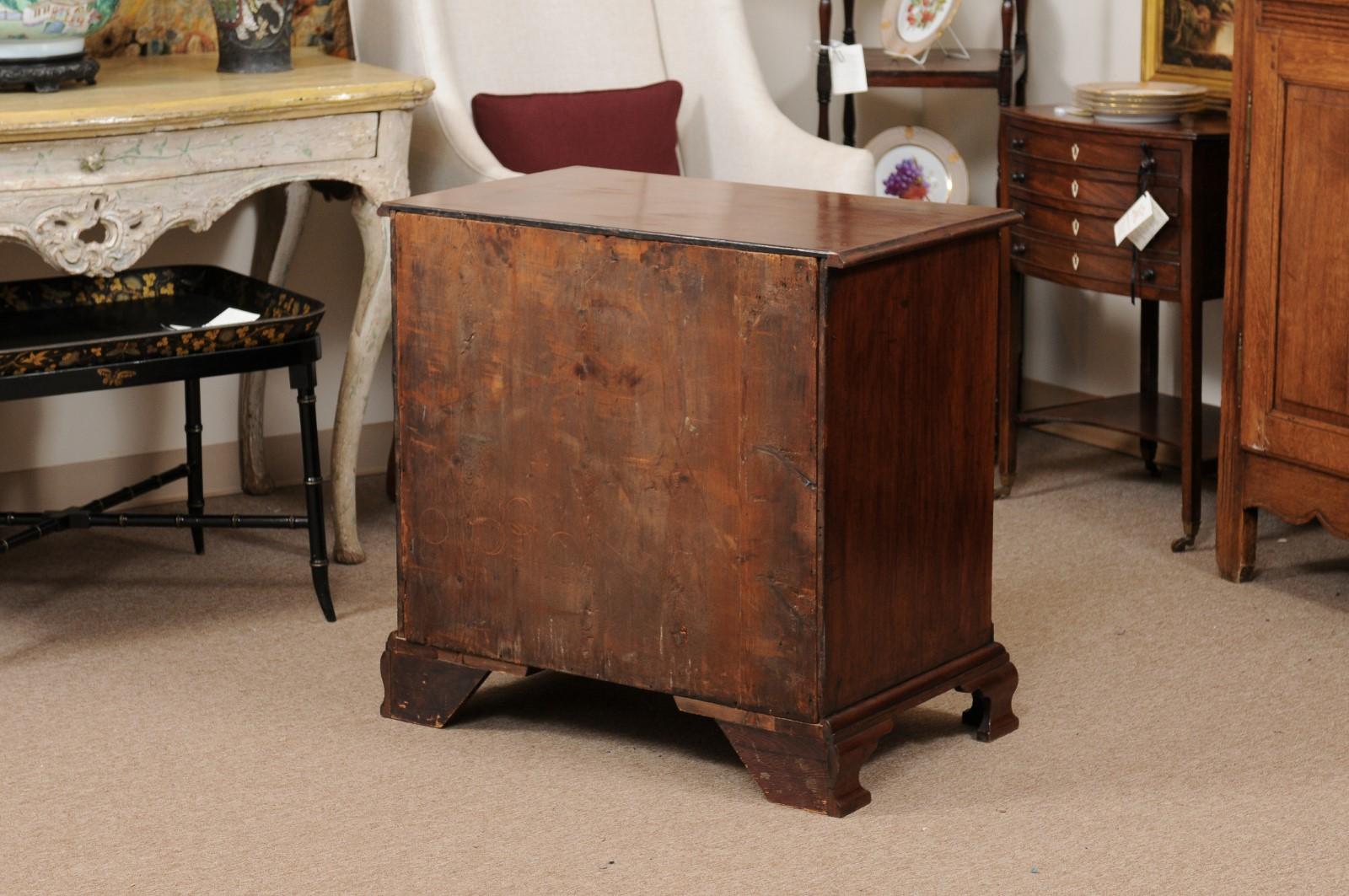 George III Bachelor’s Chest in Mahogany w/ Brushing Slide, 4 Graduating Drawers For Sale 1