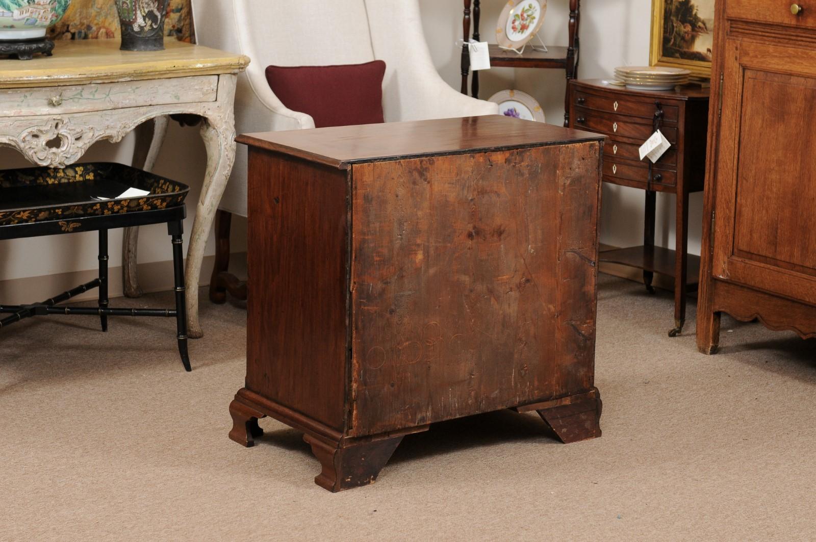 George III Bachelor’s Chest in Mahogany w/ Brushing Slide, 4 Graduating Drawers For Sale 3