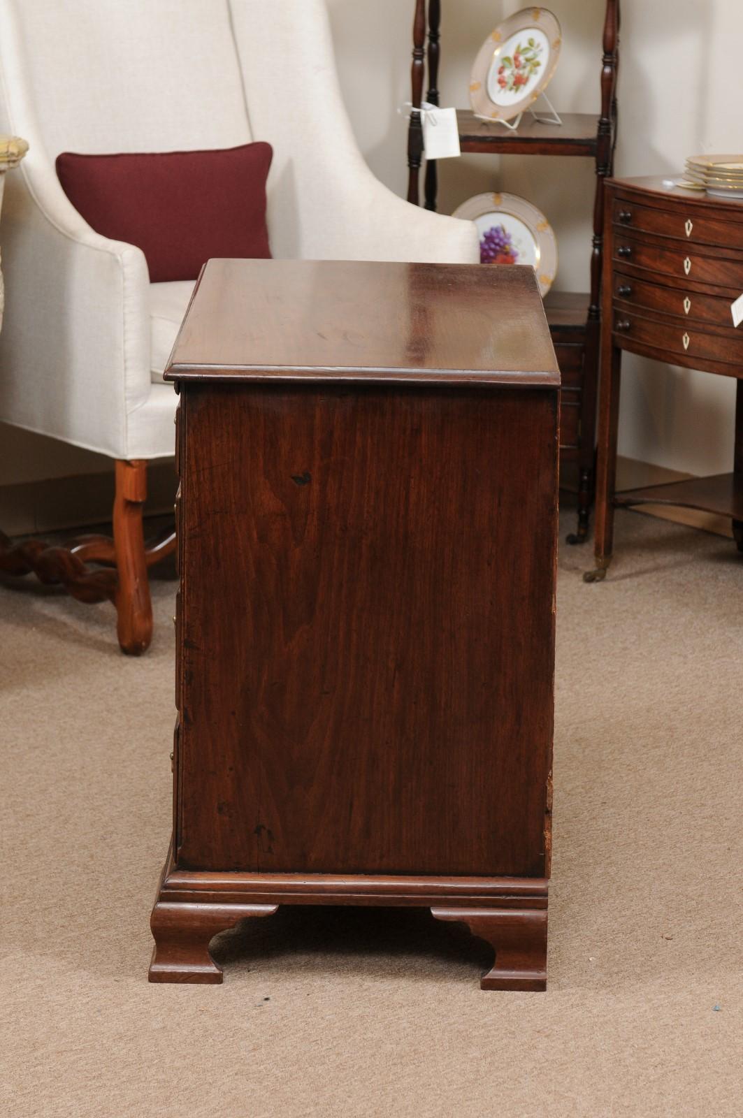 George III Bachelor’s Chest in Mahogany w/ Brushing Slide, 4 Graduating Drawers For Sale 4