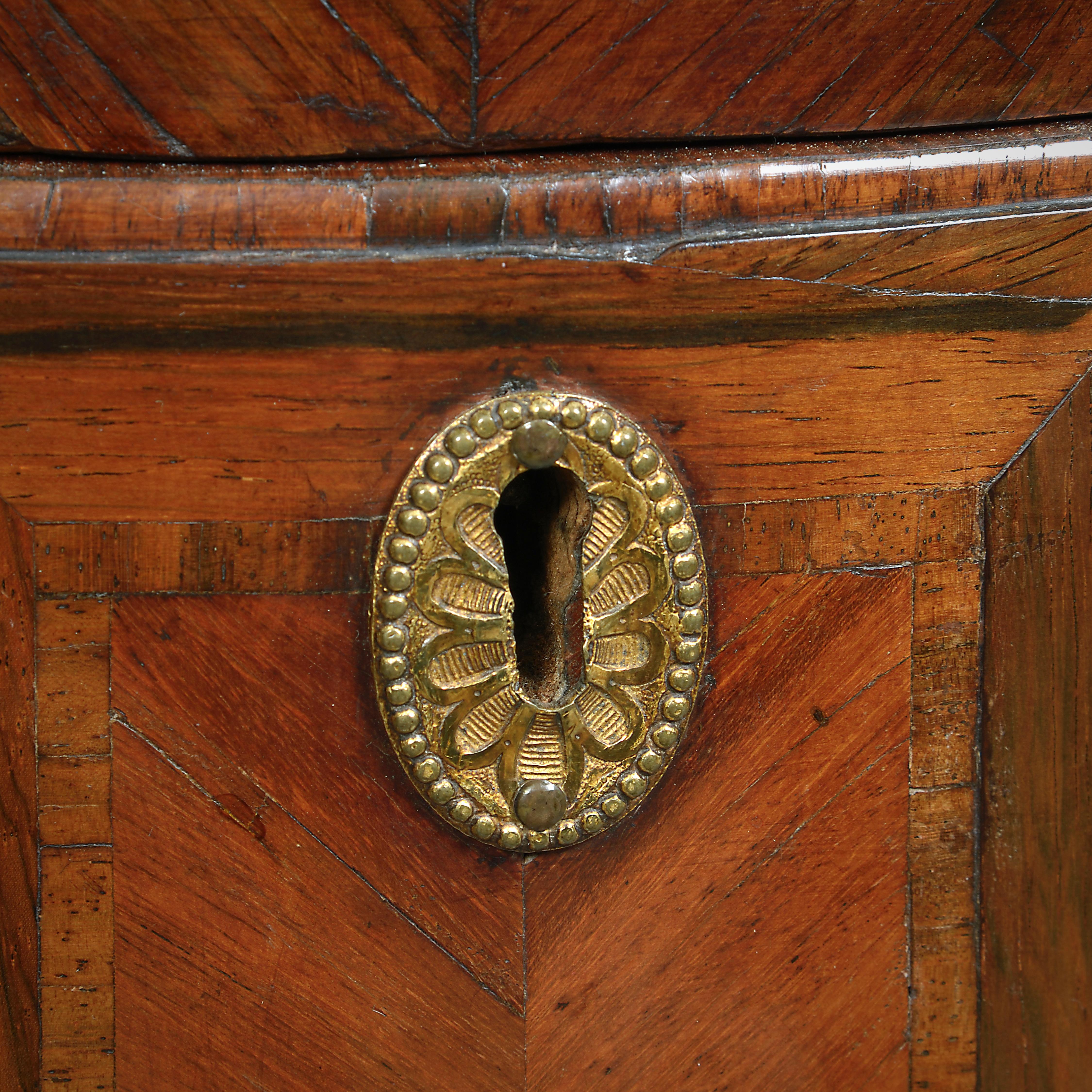 UN'ELEGANTE BOMBE COMMODE IN BOIS SATINE E PALISSANDRO DI GIORGIO III ATTRIBUITA A PIERRE LANGLOIS, 1760 CIRCA.

Con un piano rivestito da un quarto di velluto e tre cassetti. Conserva tutte le maniglie originali in ottone dorato.