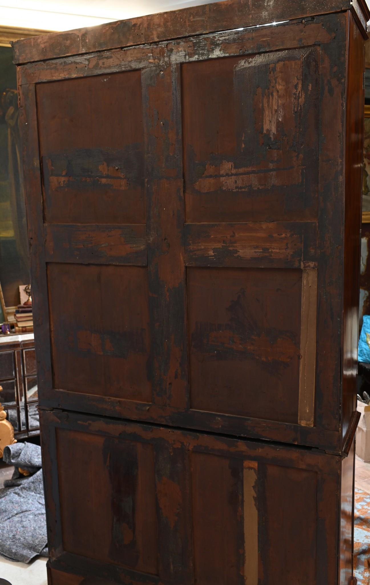 You are viewing a gorgeous period George III bookcase in mahogany
Circa 1790 on this wonderful piece of antique English furniture
Top half comes apart from bottom so easy to move around
Glass fronted top features Gothic lozenge glazing
Plenty of