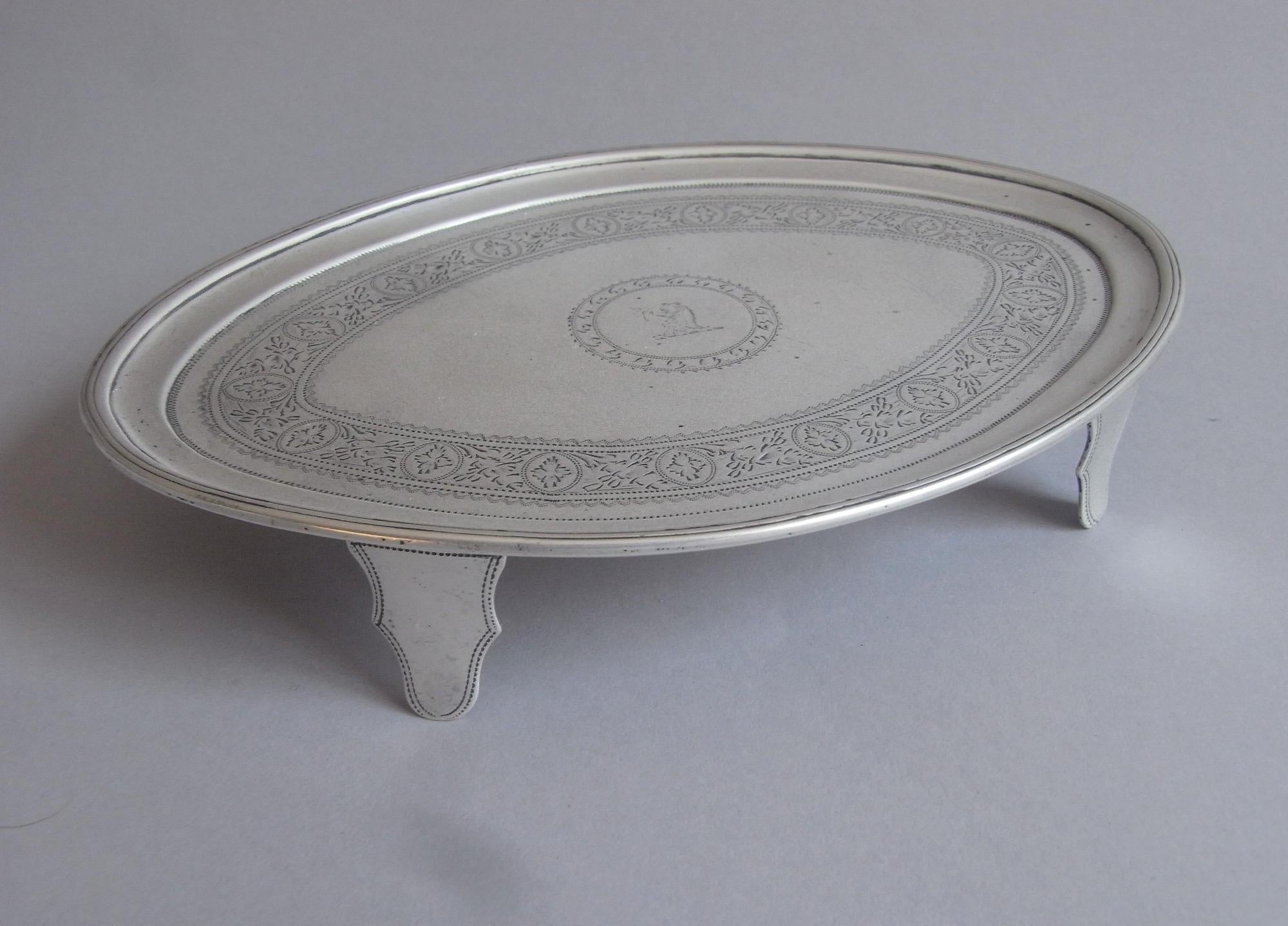 Dublin eine seltene George III Flasche oder Dekanter Stand Made in Dublin im Jahre 1799 von William Doyle.

Dieses seltene Stück hat eine elliptische Form und steht auf vier ungewöhnlich hohen, geformten Füßen mit doppeltem Stichpunktrand. Der