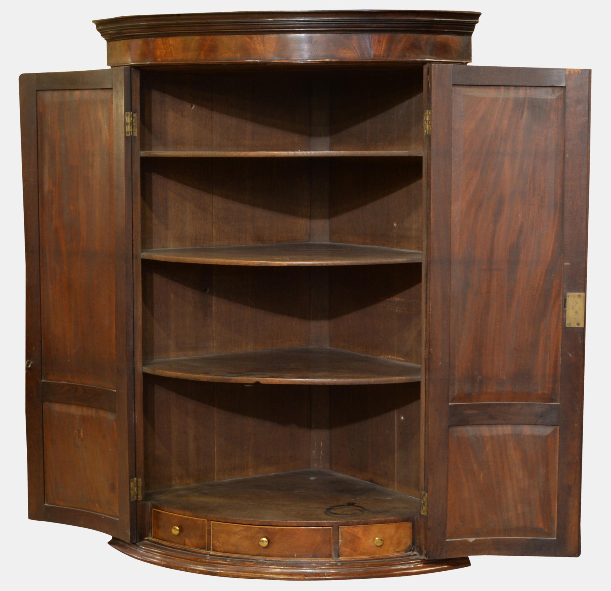 George III Bow Fronted Corner Cupboard In Good Condition For Sale In Salisbury, GB