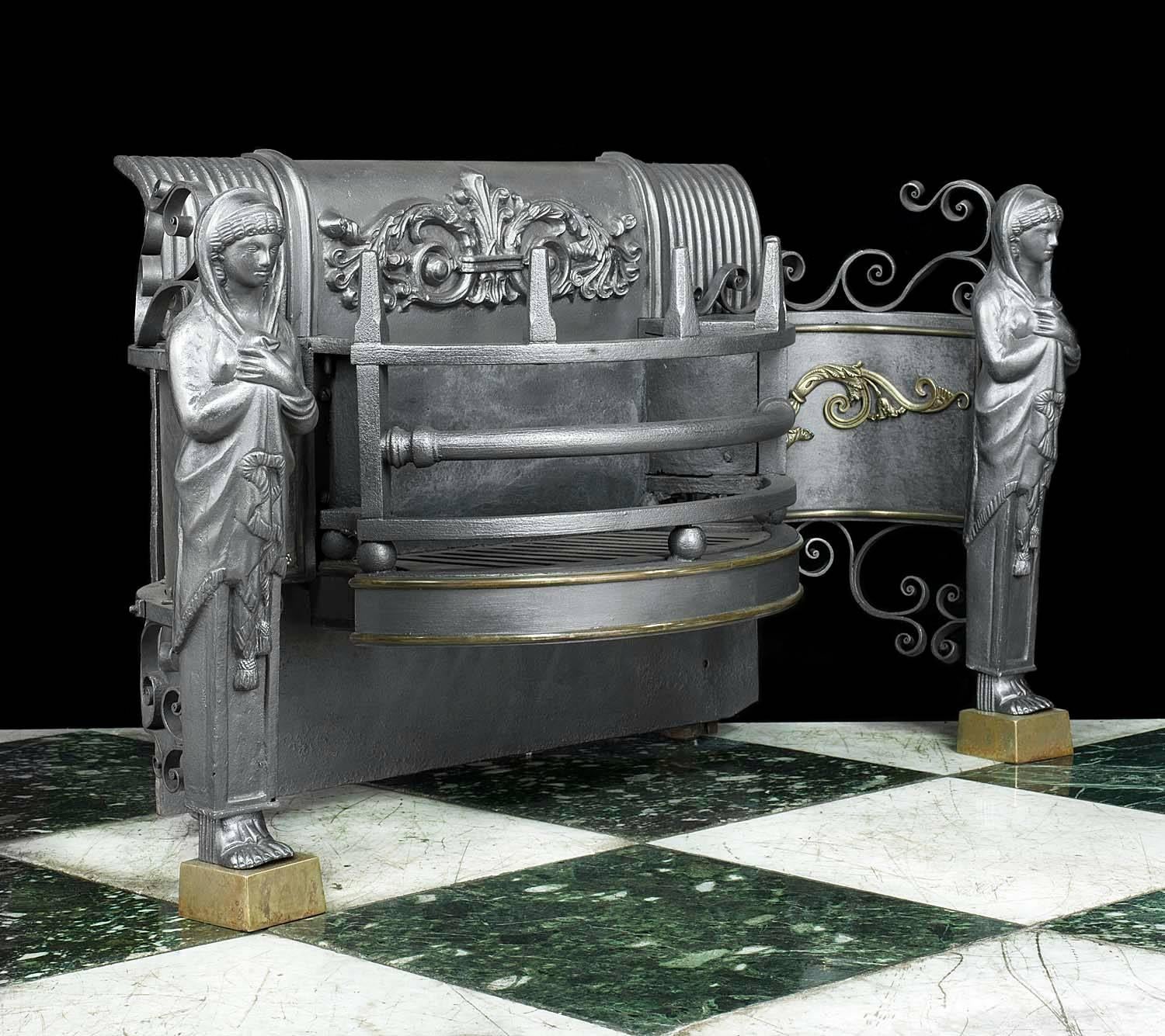 Une grande et très rare grille de cheminée ancienne de George III en fer forgé et moulé, montée sur laiton, de style néo-grec. La plaque arrière, dont le sommet est enroulé et orné de détails feuillus, se trouve derrière la grille à barrettes
